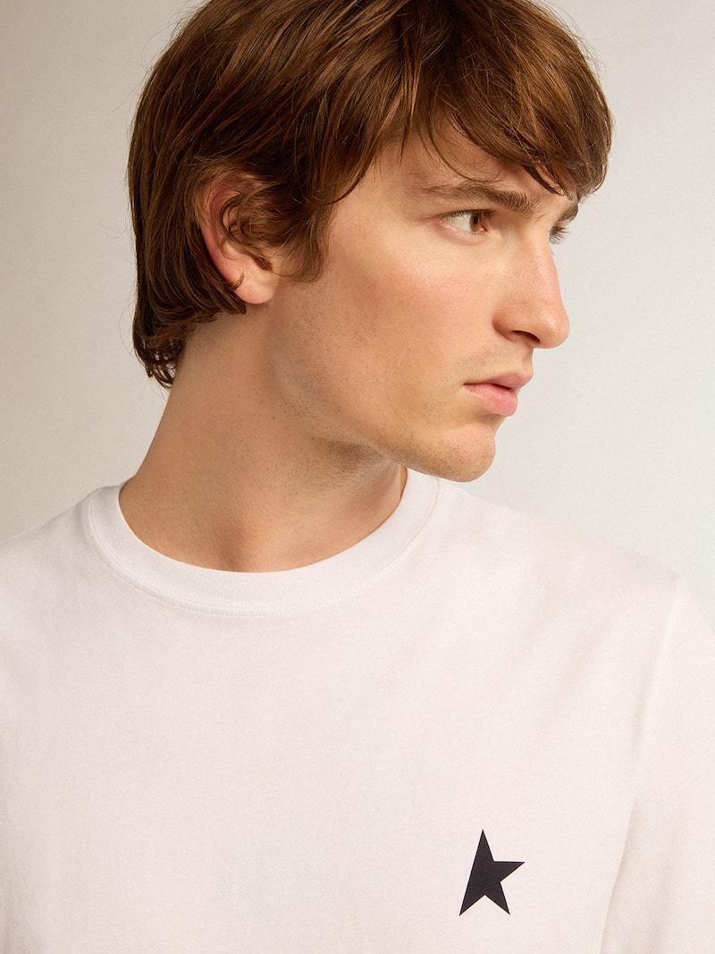 Golden Goose - T-shirt blanc collection Star avec &eacute;toile noire sur le devant in 