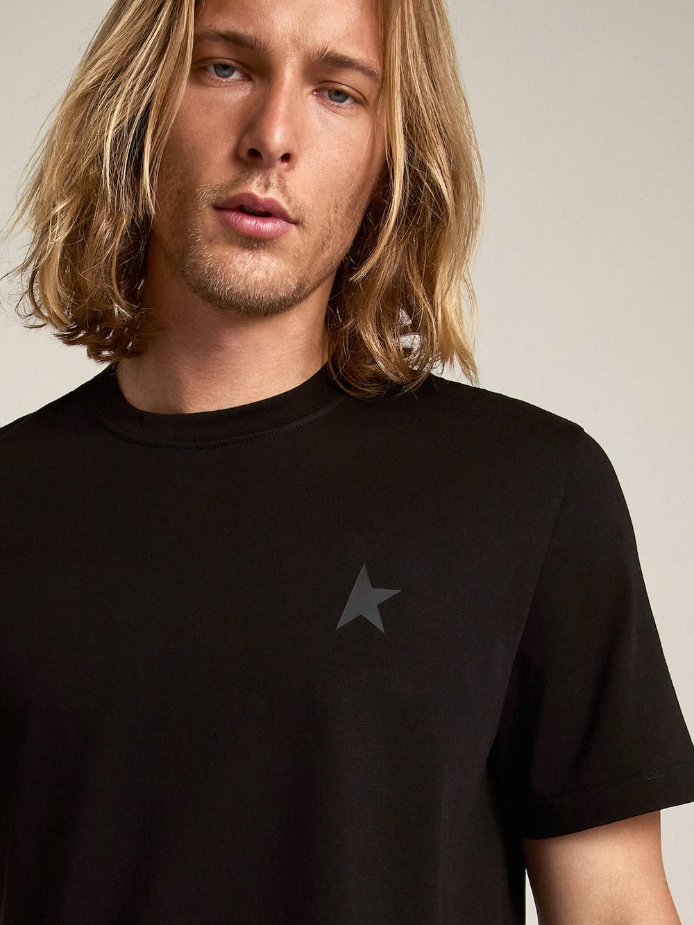 Golden Goose - Camiseta preta Coleção Star com estrela tom sobre tom na frente in 