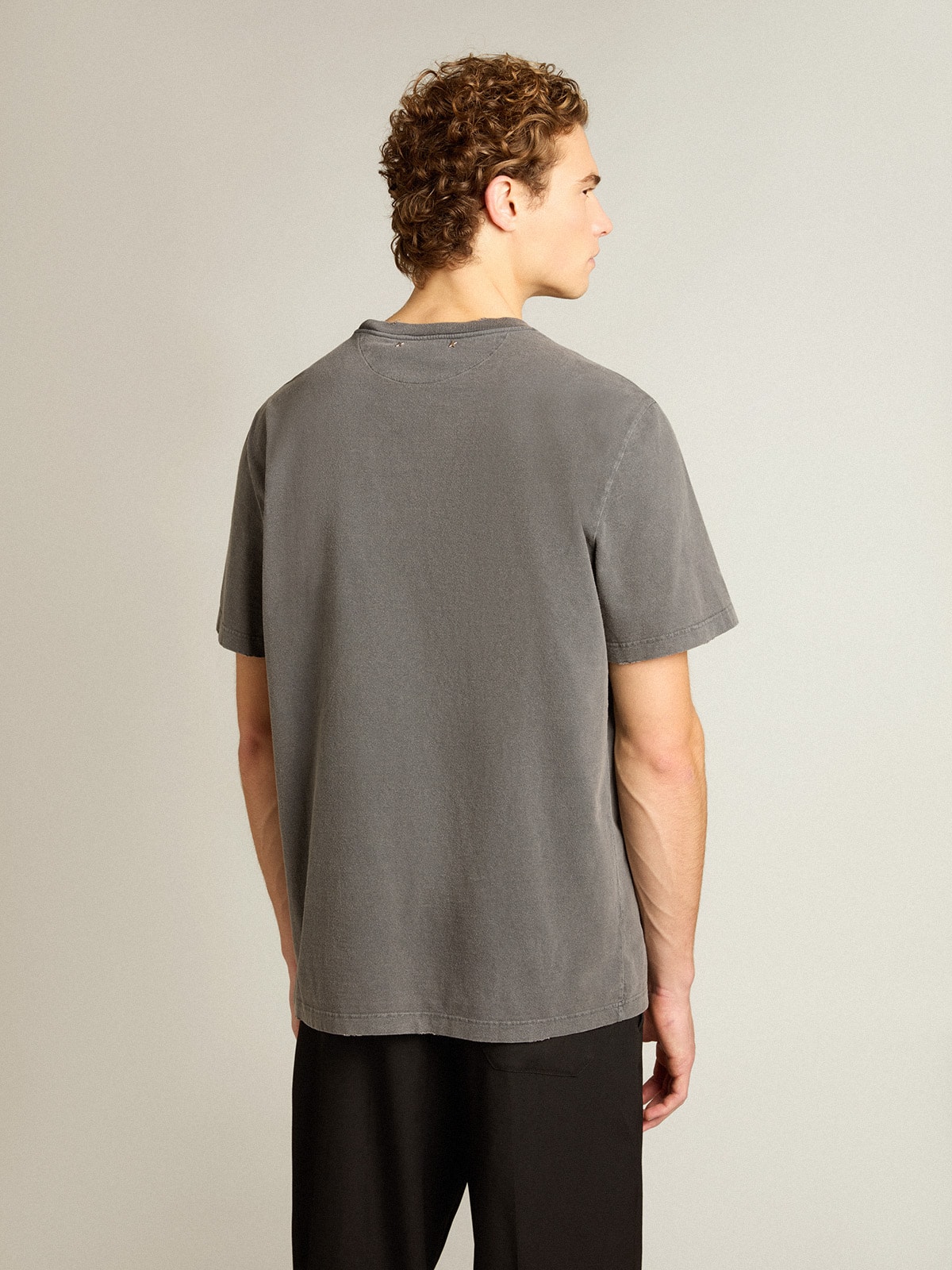 Golden Goose - T-shirt homme gris anthracite à l’effet usé in 