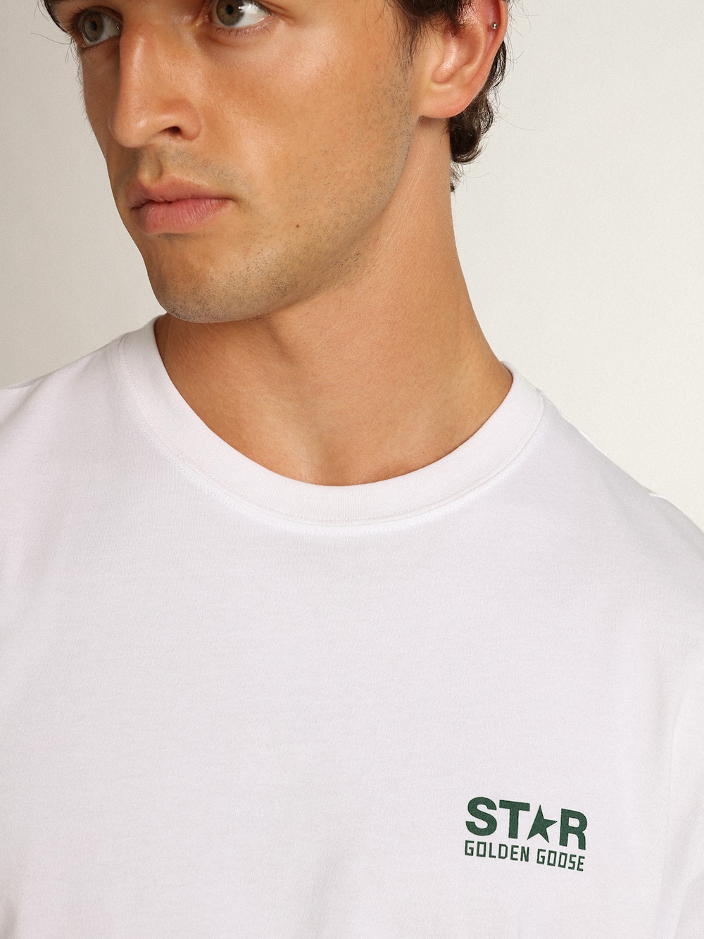 Golden Goose - Weißes Herren-T-Shirt mit Kontrastlogo und Stern in Grün in 