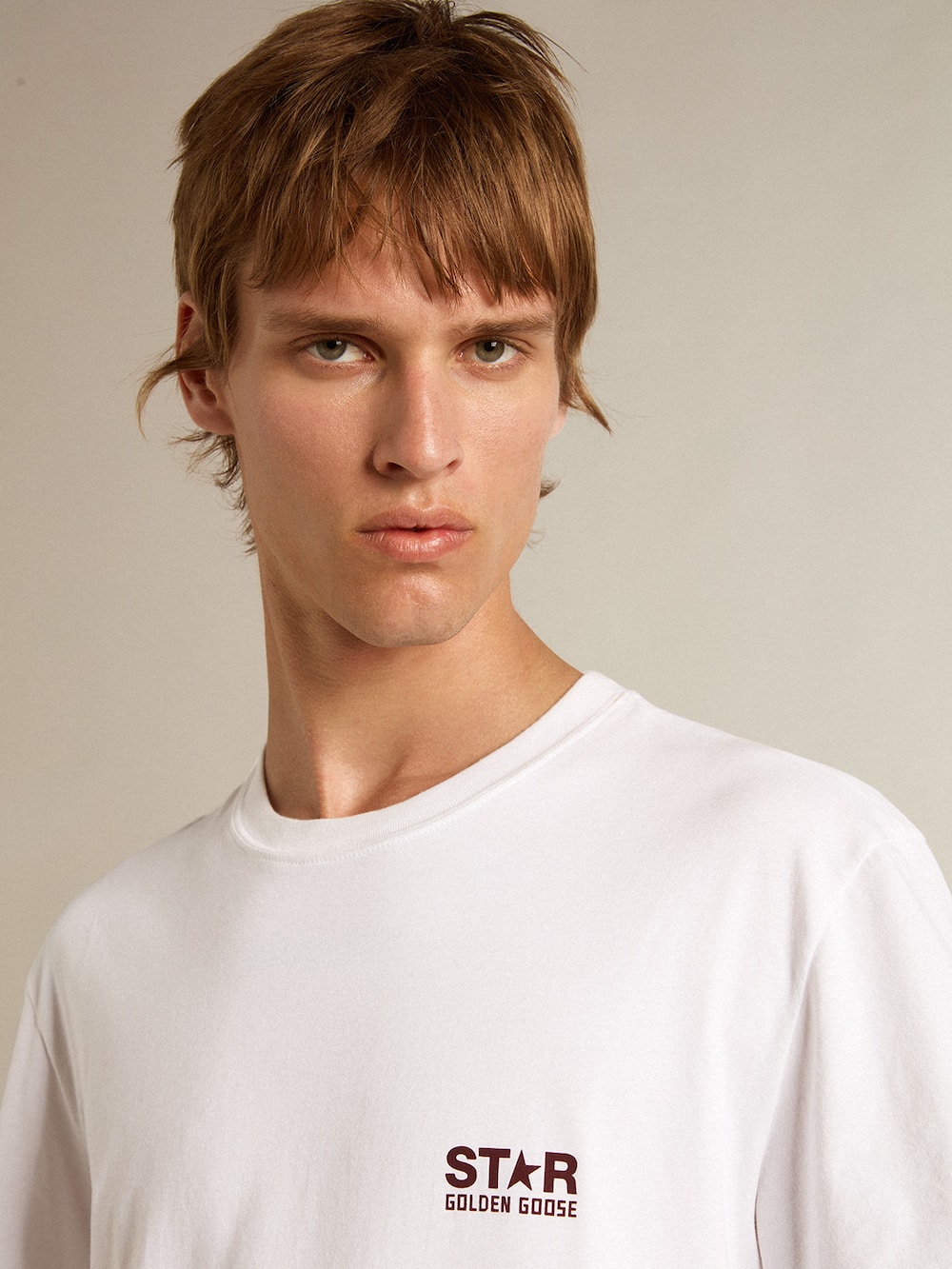 Golden Goose - T-shirt blanc pour homme avec logo et étoile bordeaux contrastés in 