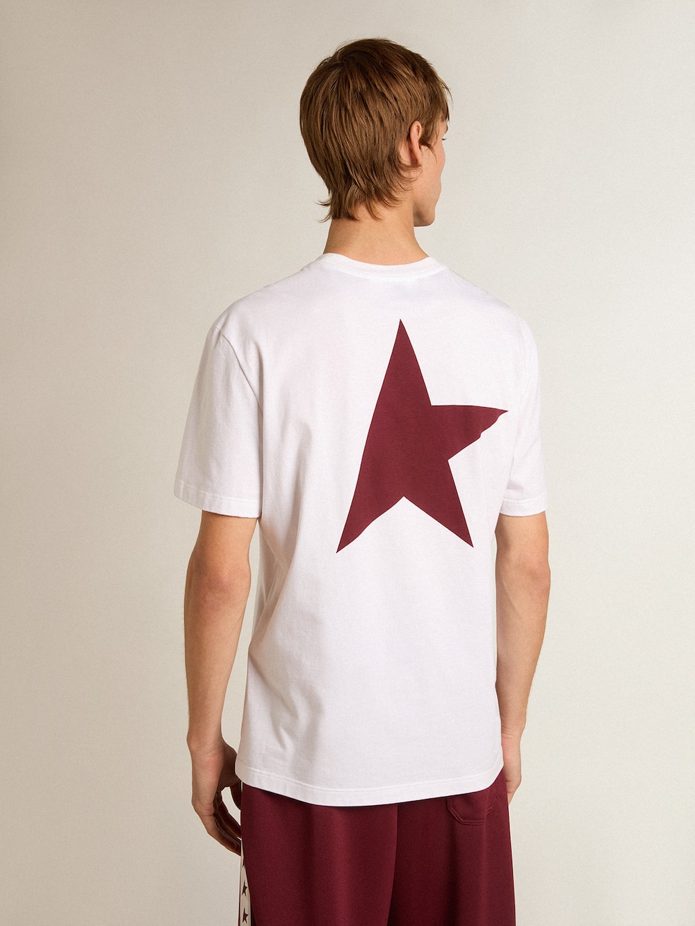 Golden Goose - Weißes Herren-T-Shirt mit Logo und Stern in kontrastierendem Bordeaux in 