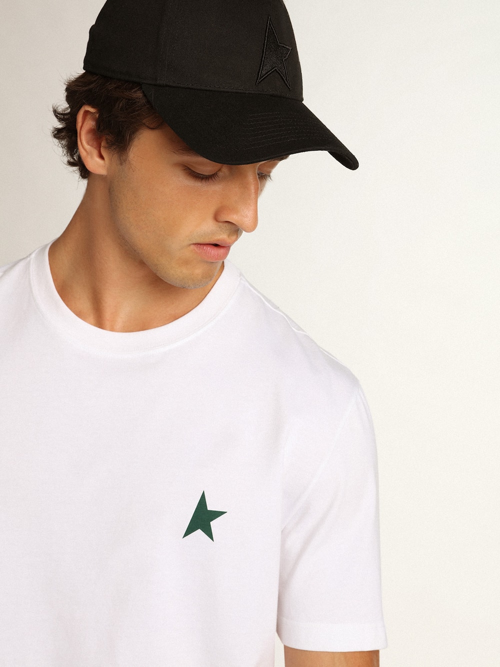 Golden Goose - Weißes T-Shirt aus der Star Collection mit grünem Kontraststern auf der Vorderseite in 