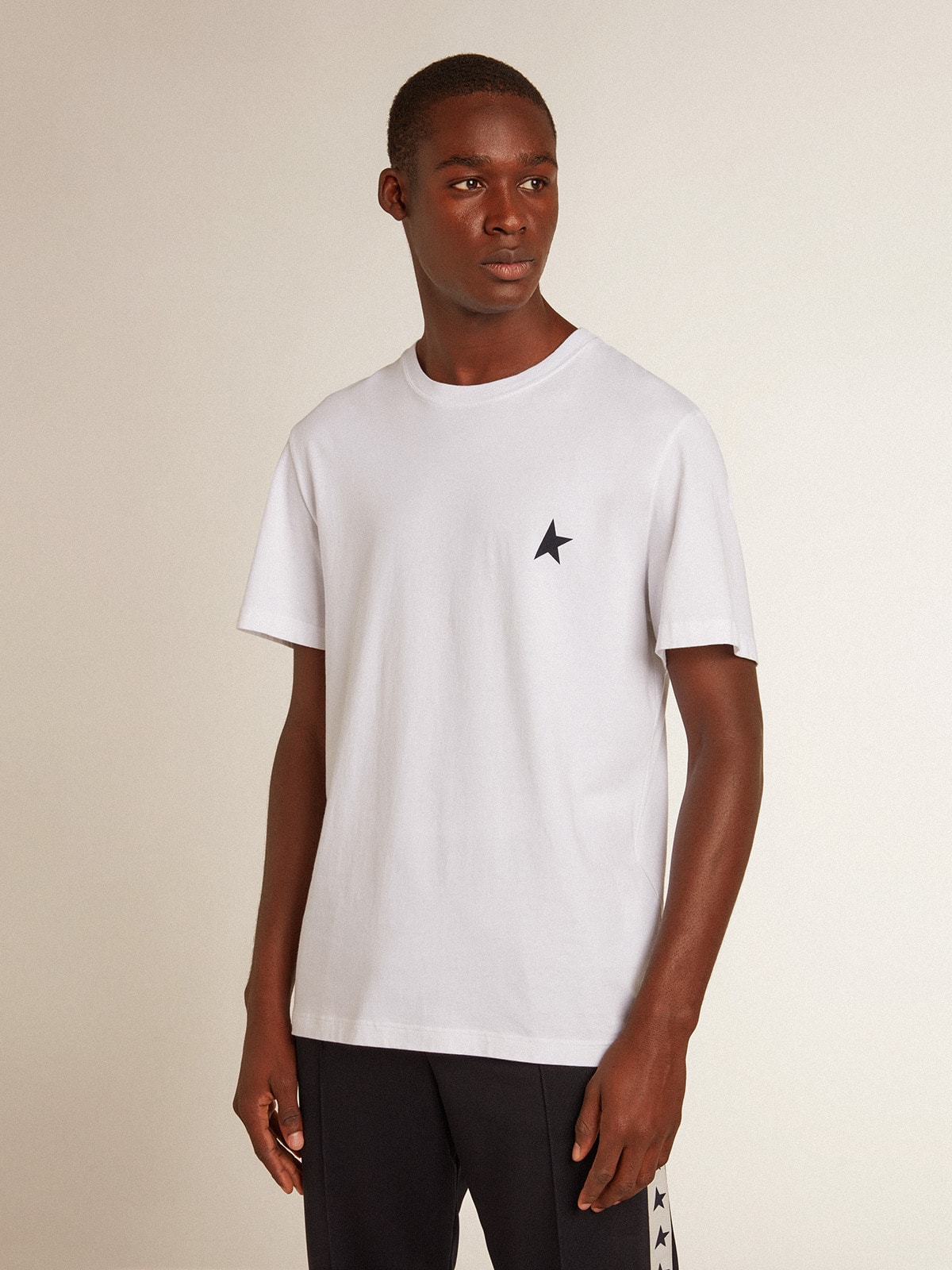 Golden Goose - Camiseta branca masculina com estrela azul-escura na frente in 