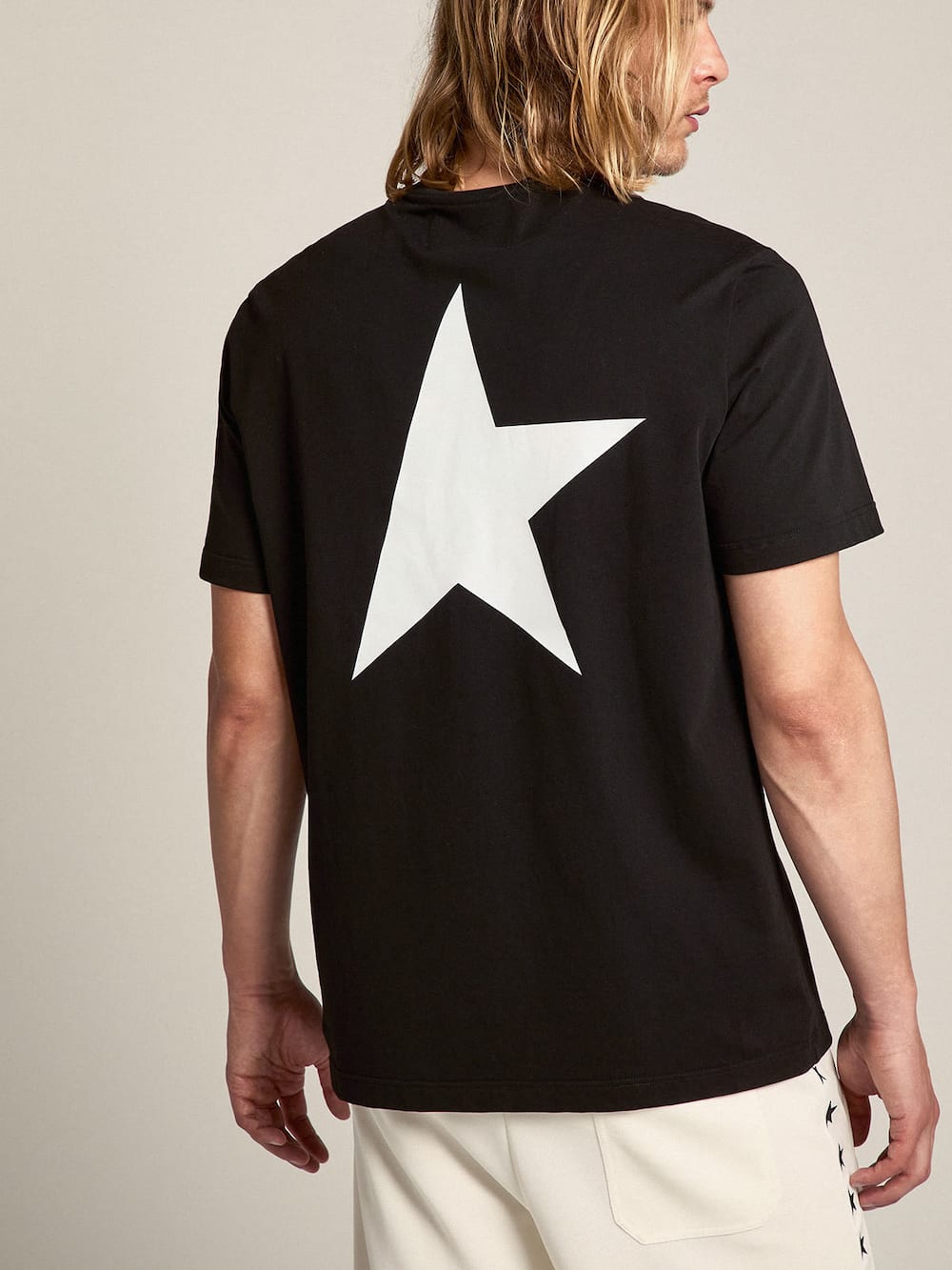 Golden Goose - 남성 컨트라스팅 화이트 로고 &amp; 스타 블랙 티셔츠 in 