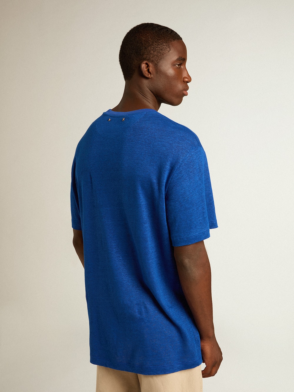 Golden Goose - Blaues Herren-T-Shirt aus Leinen mit Print auf der Brust in 