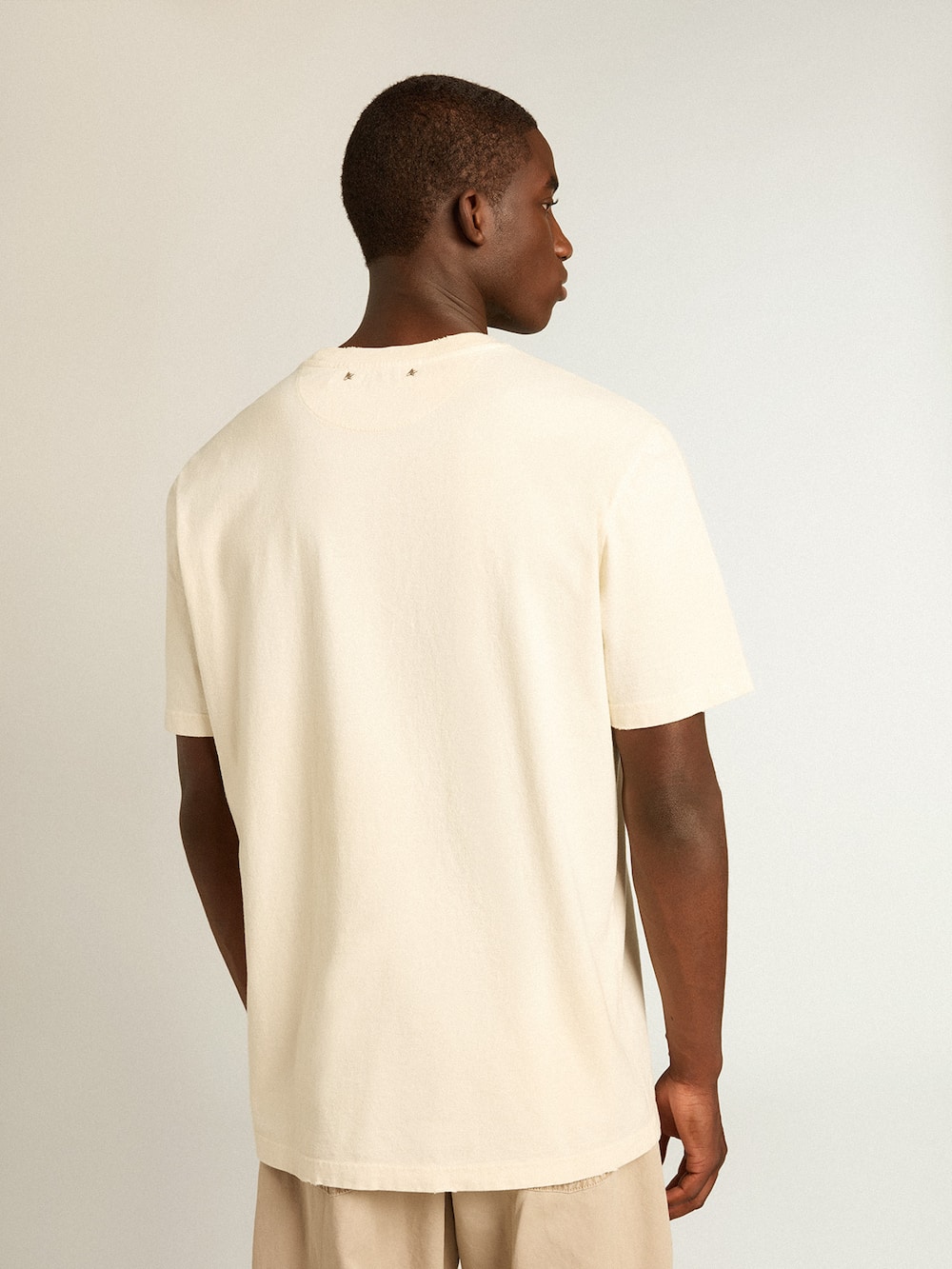 Golden Goose - Camiseta de hombre en algodón color blanco envejecido con estampado en el delantero in 