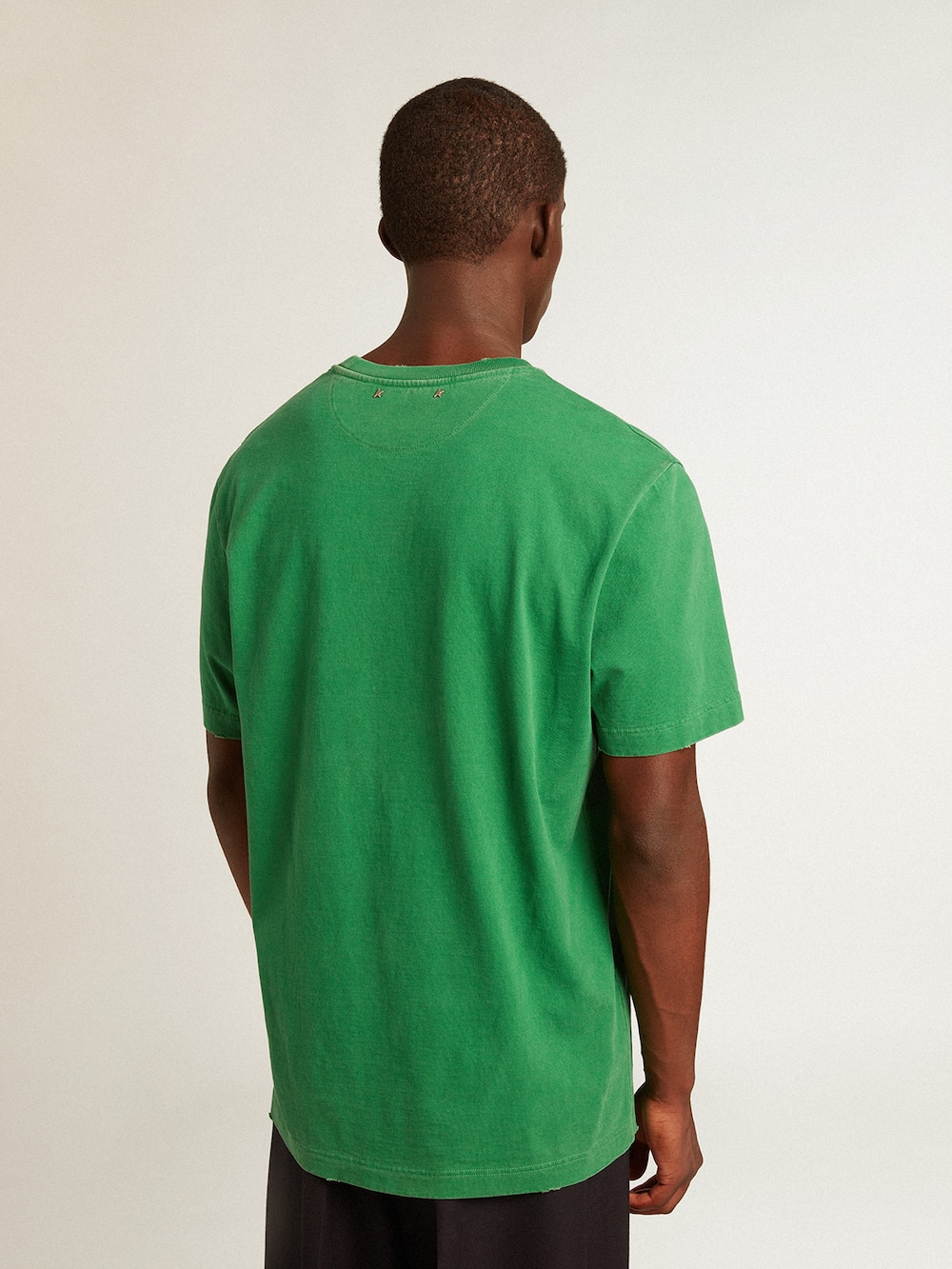 Golden Goose - T-Shirt da uomo in cotone di colore verde con scritta al centro in 