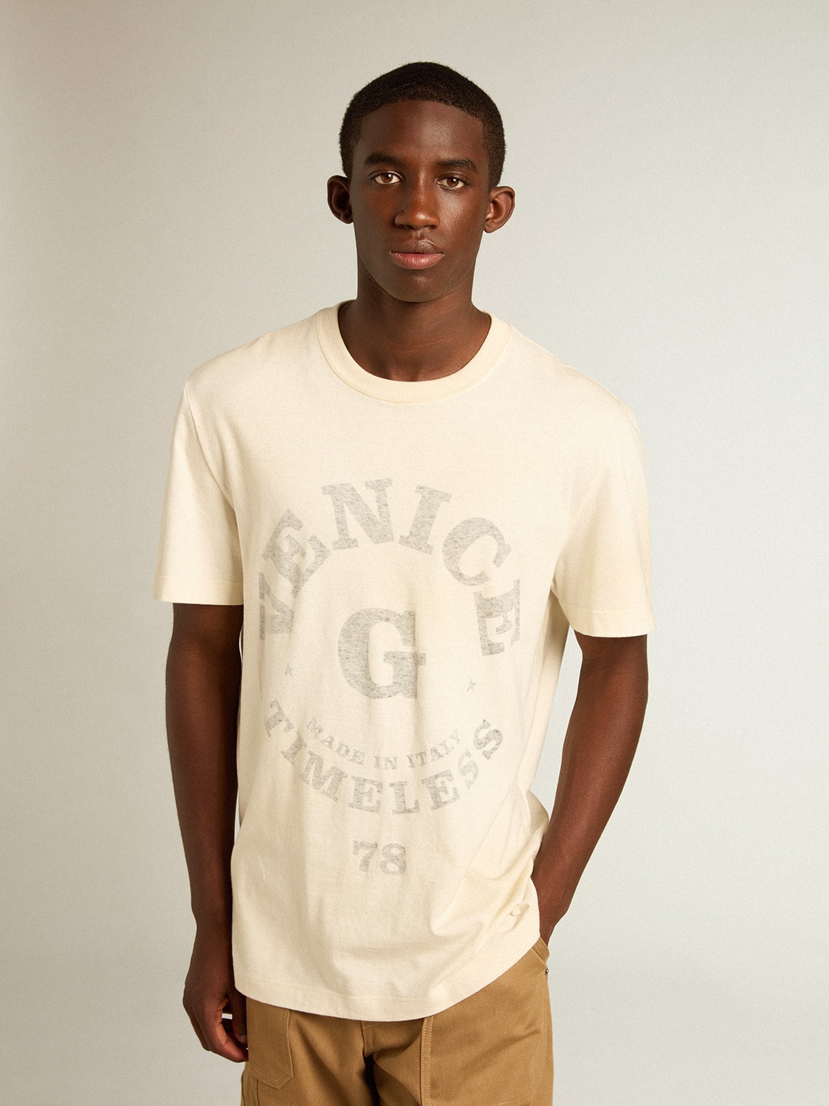 Golden Goose - Camiseta de hombre en algodón blanco envejecido con mensaje descolorido  in 