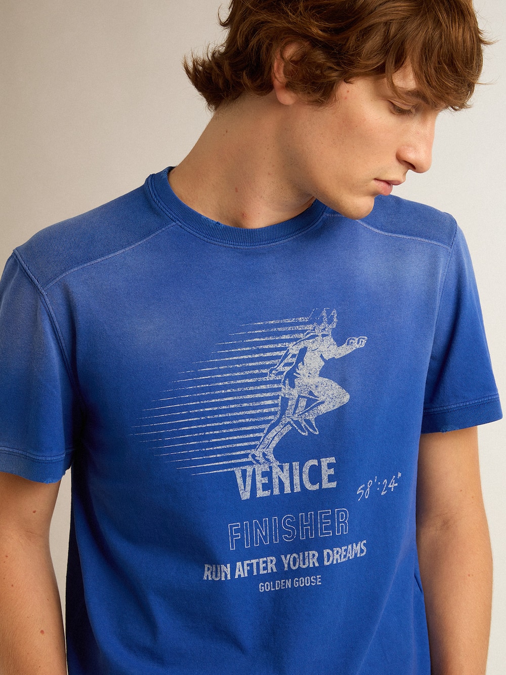 Golden Goose - T-shirt in cotone color blu con poster Marathon sul davanti in 