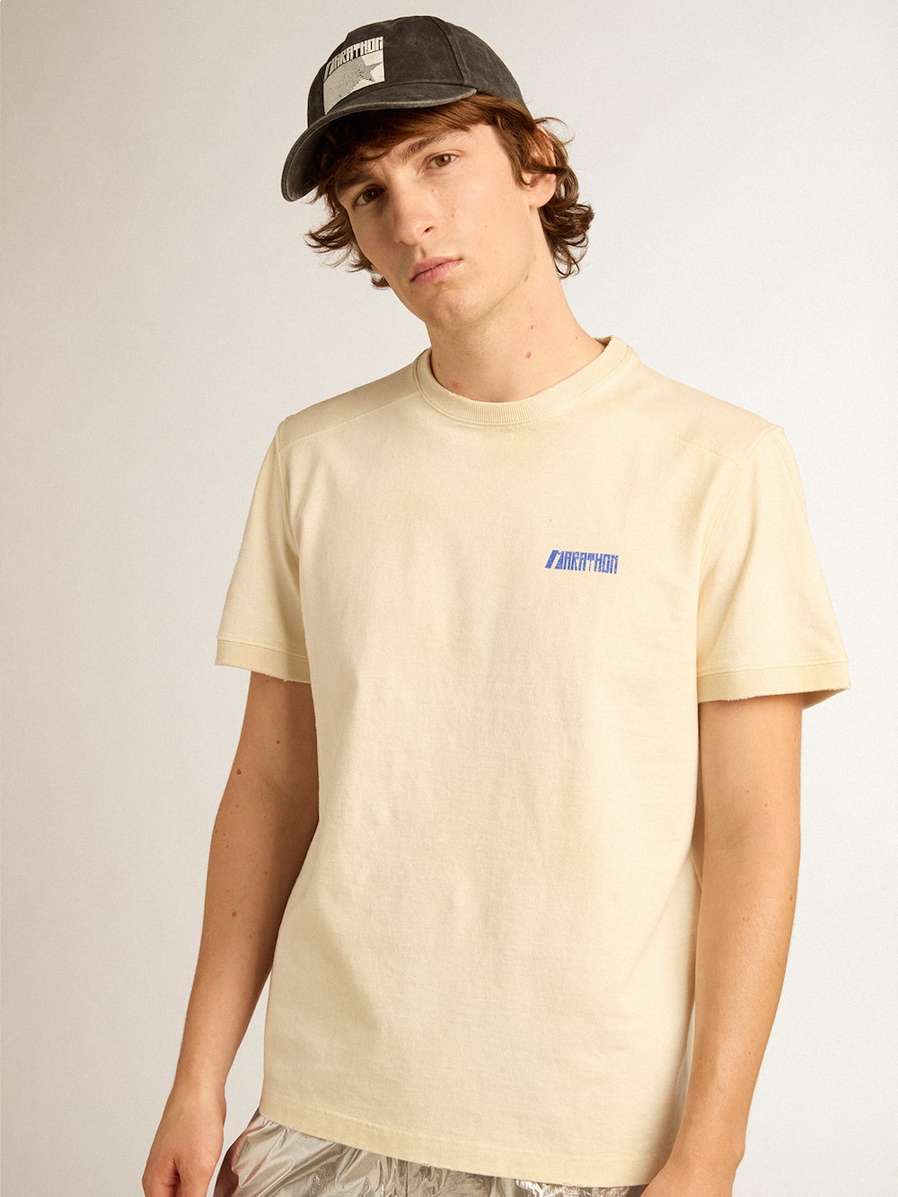 Golden Goose - T-Shirt aus Baumwolle in Lived-in-White mit blauem Marathon-Logo in 