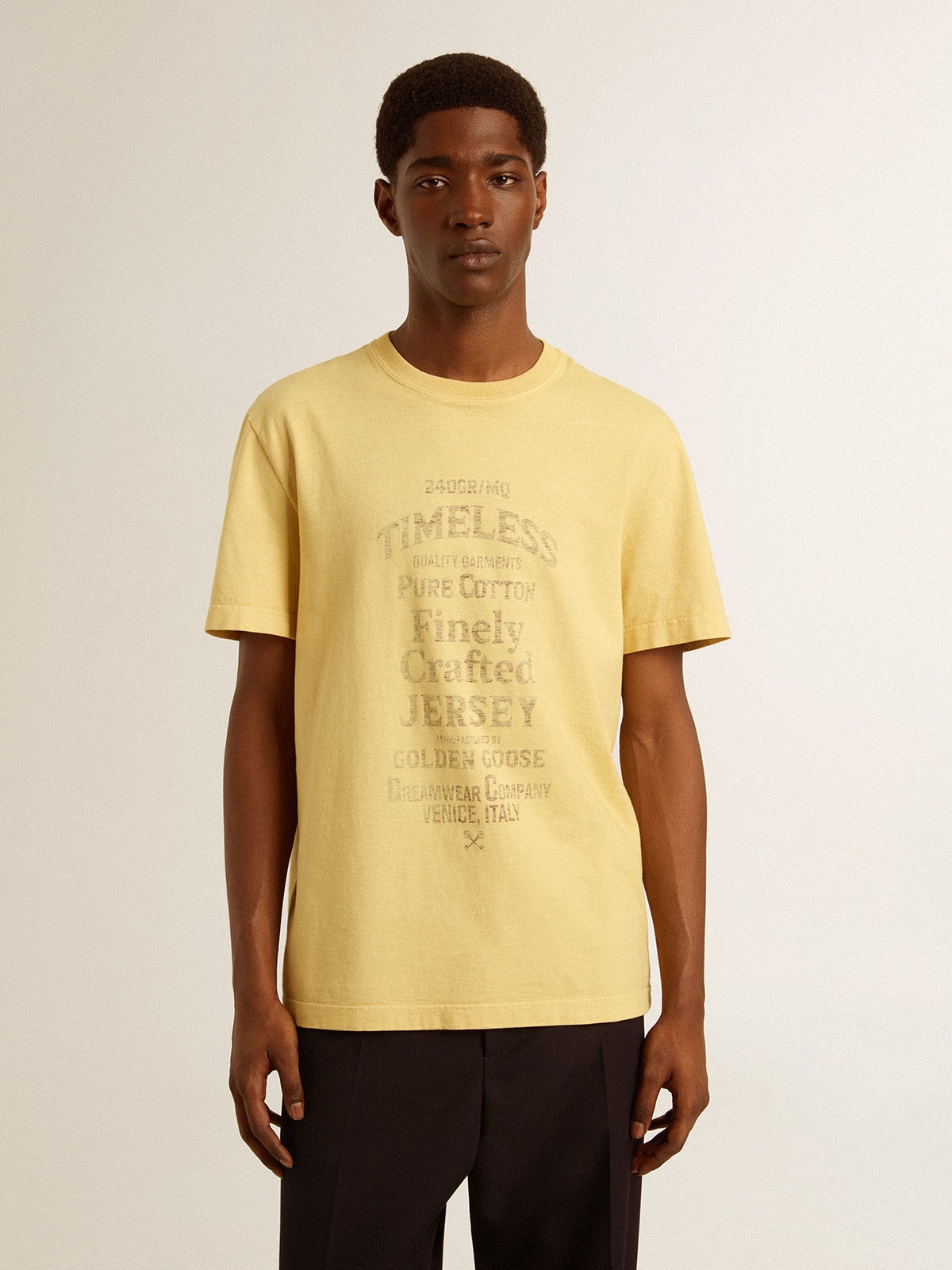 Golden Goose - T-shirt da uomo in cotone color giallo pallido e scritta sbiadita in 