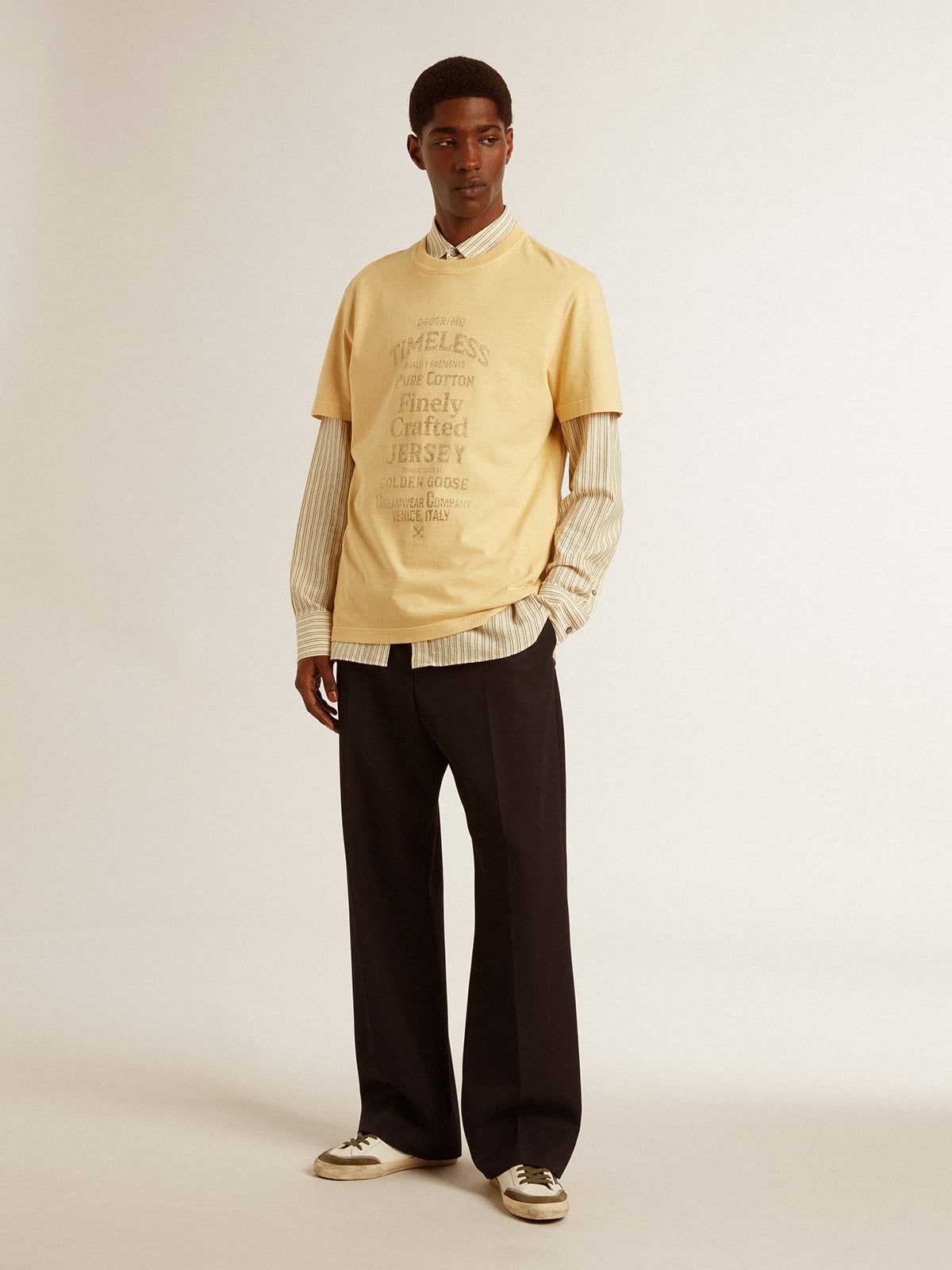 Golden Goose - T-shirt da uomo in cotone color giallo pallido e scritta sbiadita in 