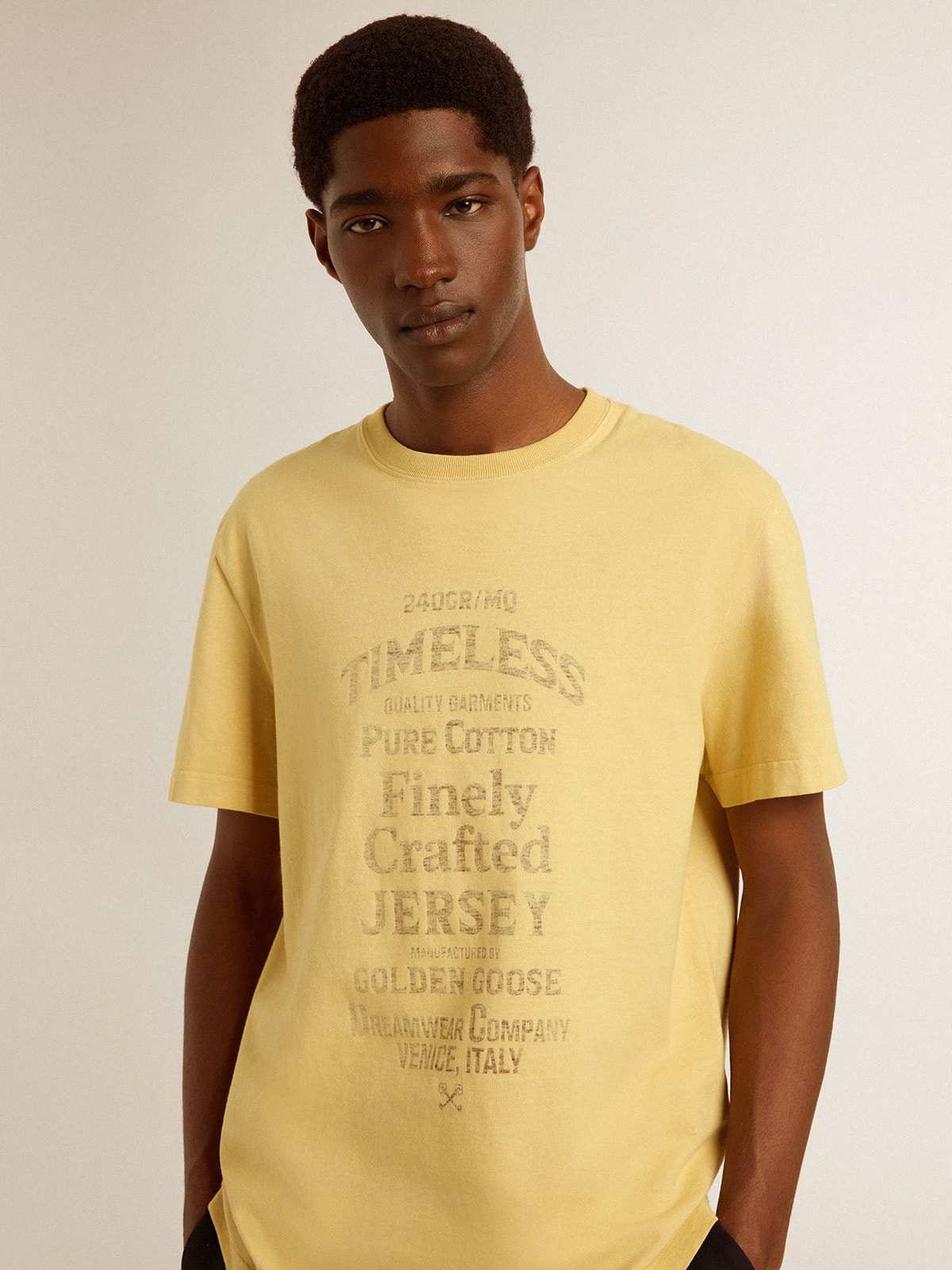 Golden Goose - T-shirt da uomo in cotone color giallo pallido e scritta sbiadita in 