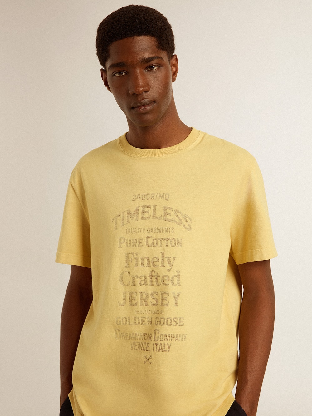 Golden Goose - T-Shirt da uomo in cotone color giallo pallido e scritta sbiadita in 