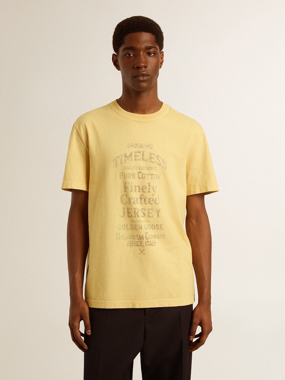 Golden Goose - Blassgelbes Herren T-Shirt aus Baumwolle mit verblichenem Schriftzug in 