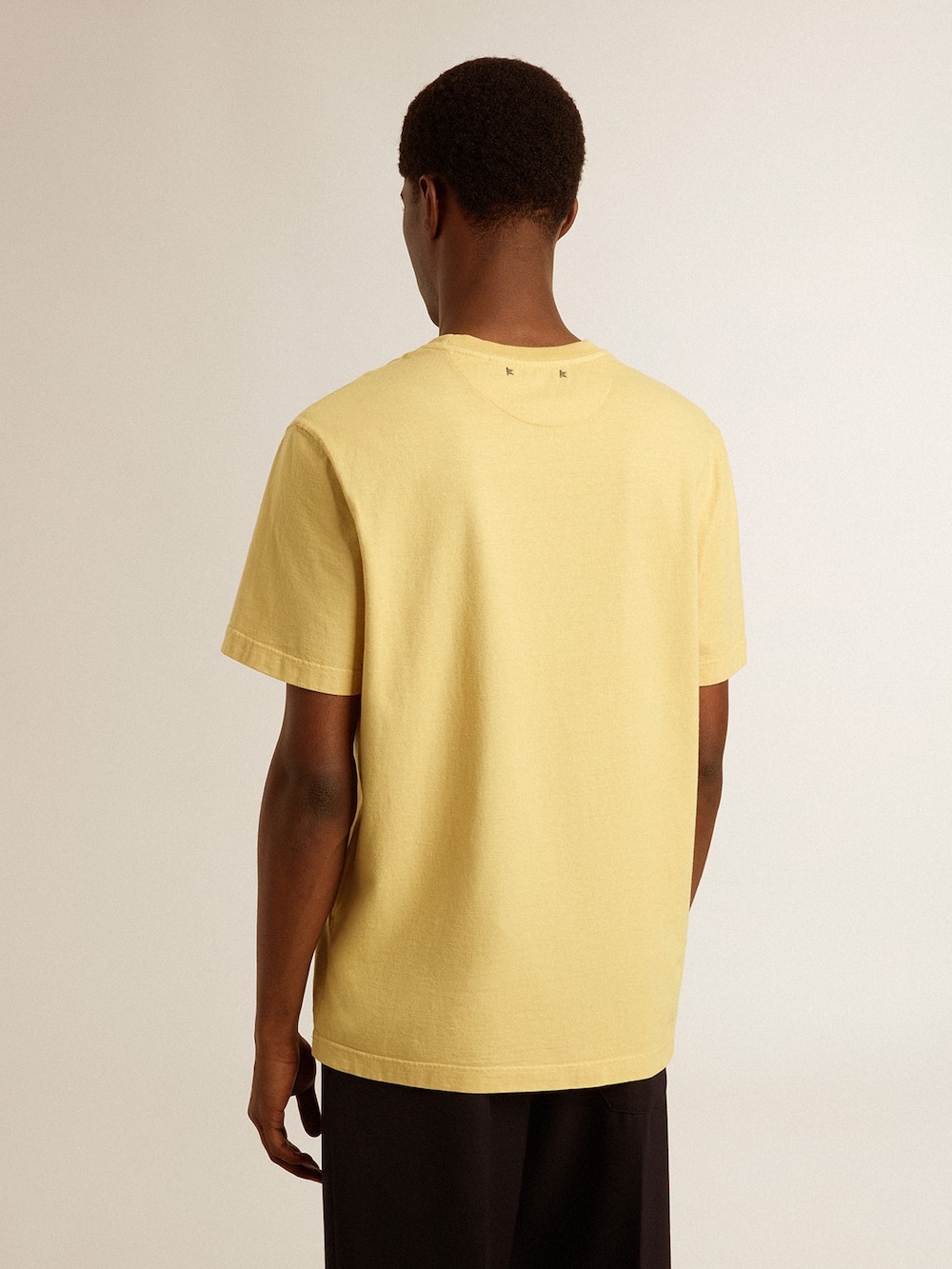 Golden Goose - T-Shirt da uomo in cotone color giallo pallido e scritta sbiadita in 