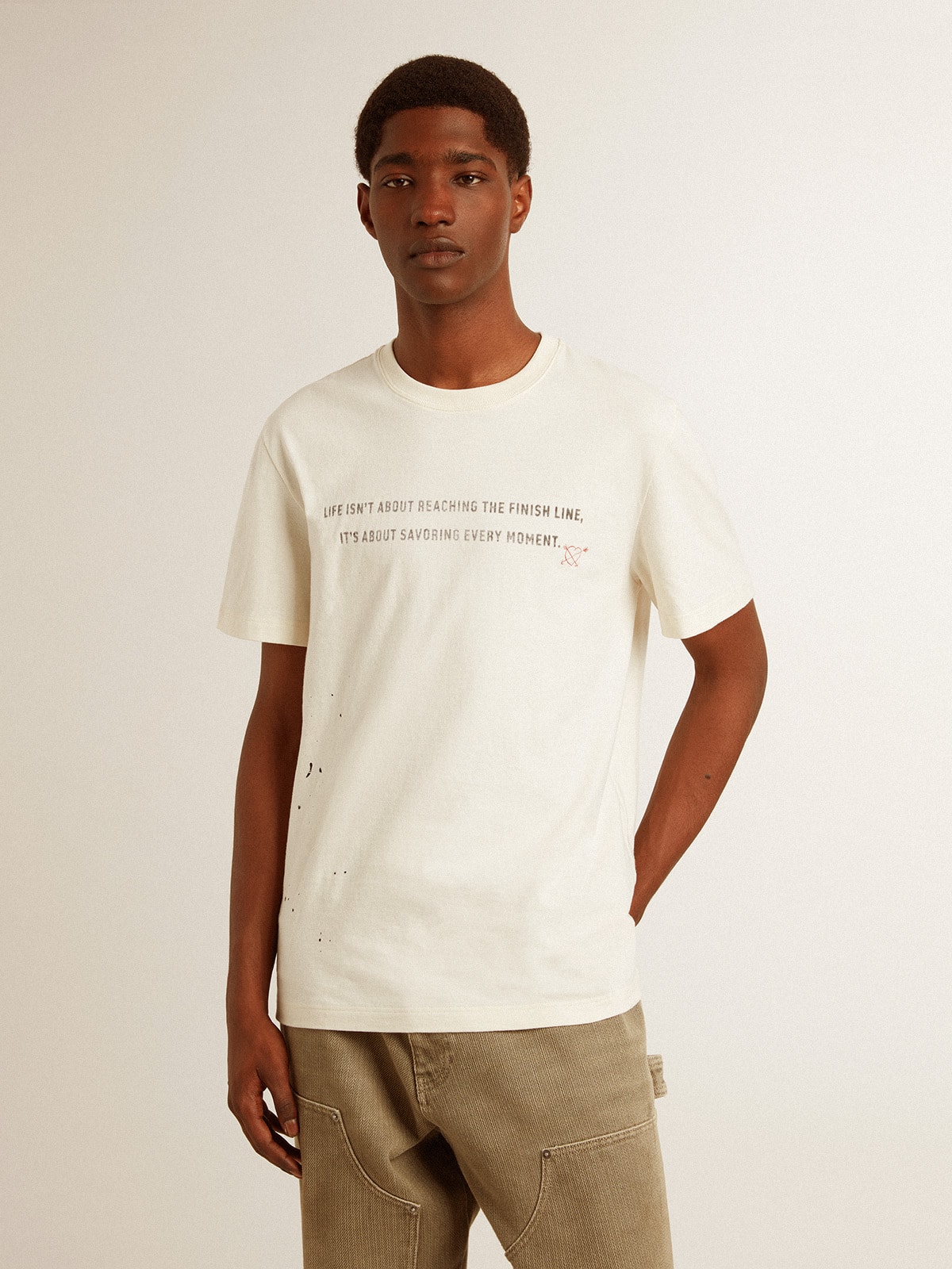 Golden Goose - Herren-T-Shirt aus Baumwolle in Lived-in-White mit Print und Stickerei in 