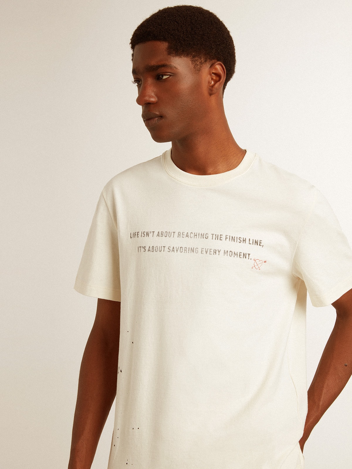 Golden Goose - T-shirt homme en coton blanc vieilli avec imprimé et broderie in 