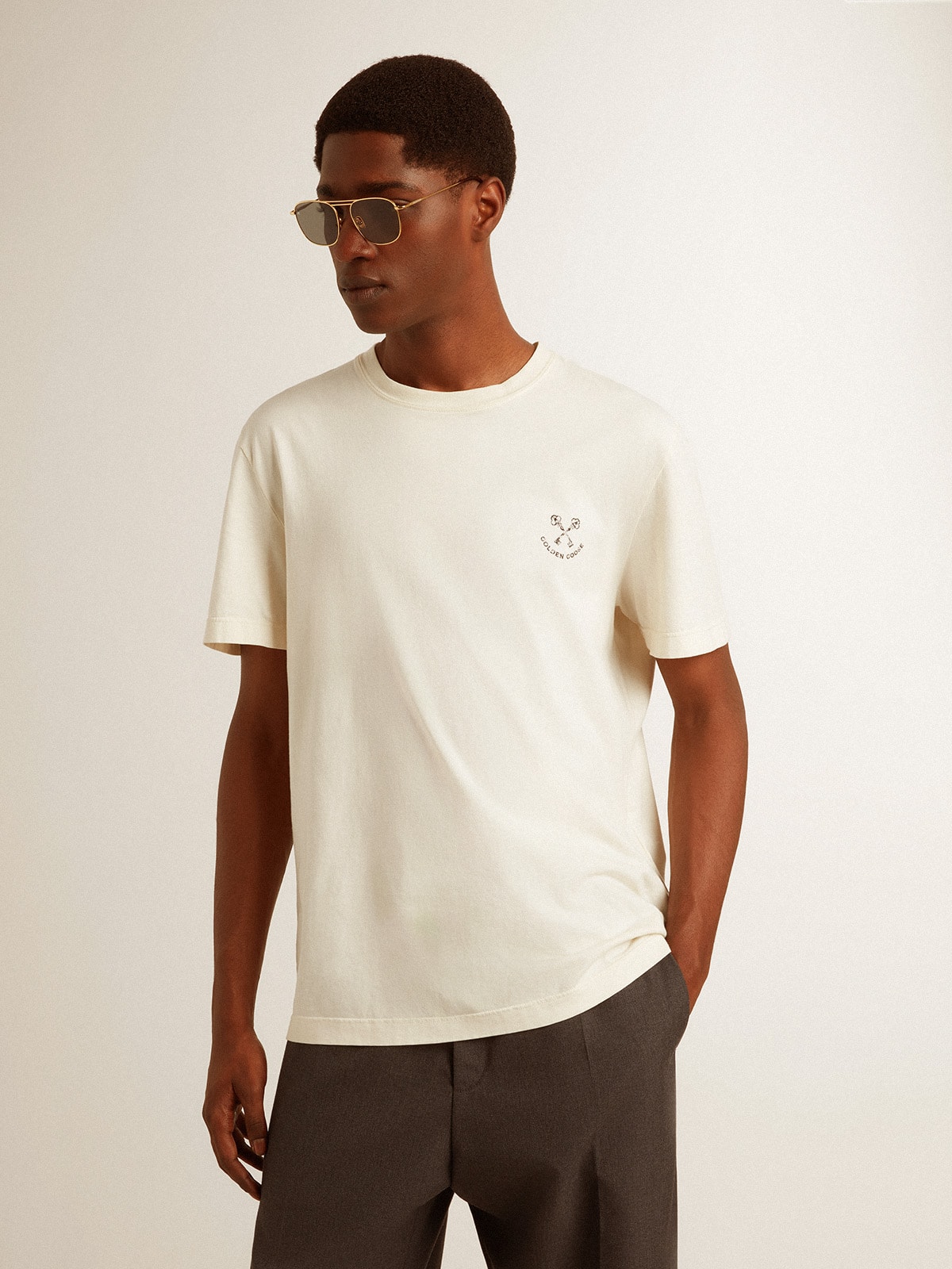 Golden Goose - T-shirt homme en coton blanc vieilli avec imprimé sur la poitrine in 