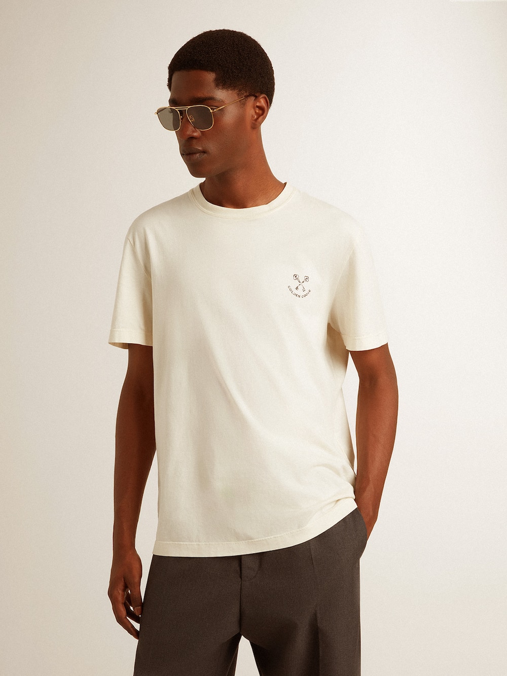 Golden Goose - Herren-T-Shirt aus Baumwolle in Lived-in-White mit Aufdruck an der Brust in 
