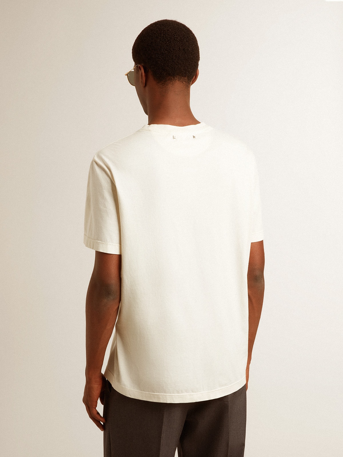 Golden Goose - T-shirt homme en coton blanc vieilli avec imprimé sur la poitrine in 