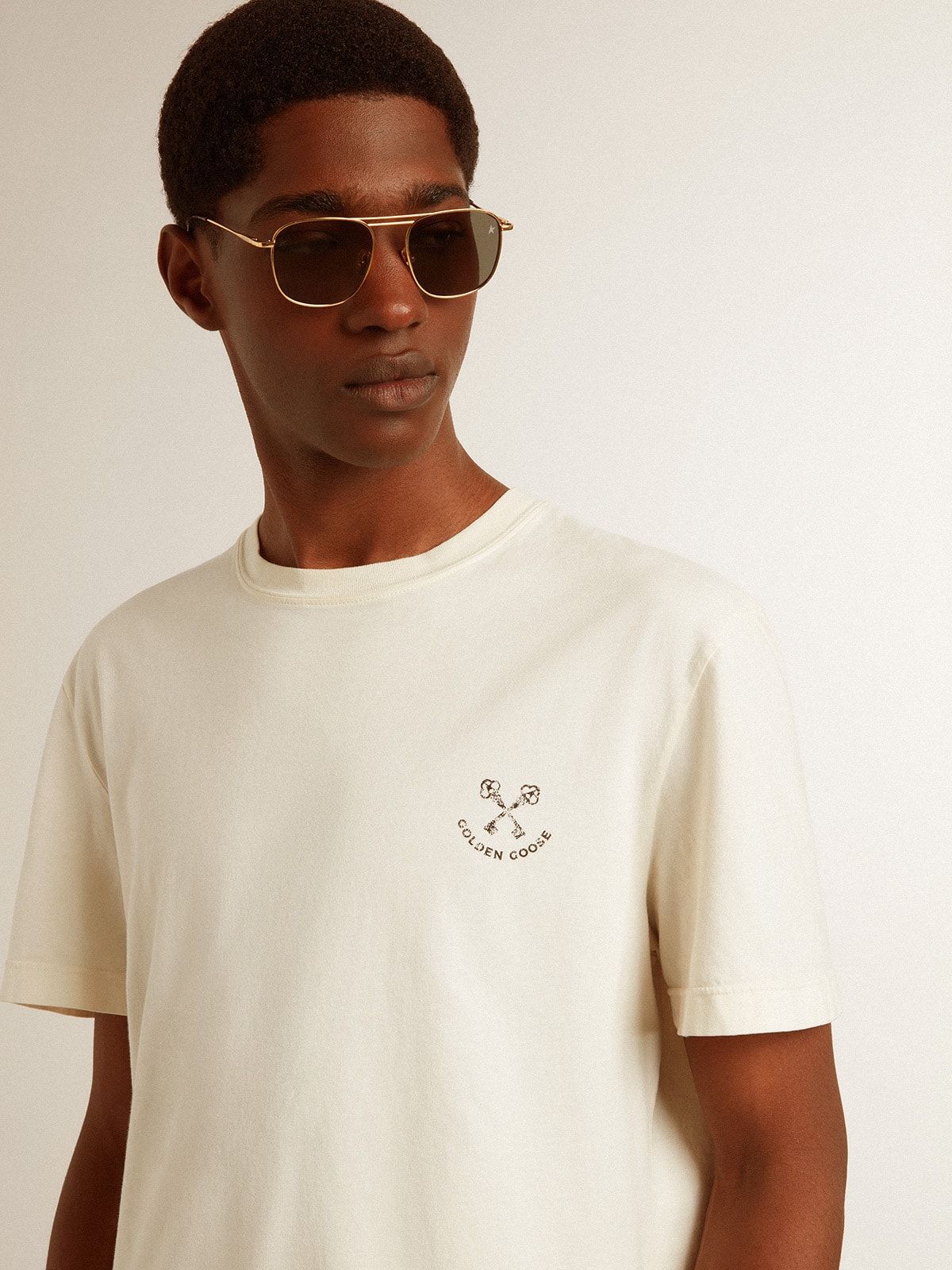 Golden Goose - T-shirt homme en coton blanc vieilli avec imprimé sur la poitrine in 