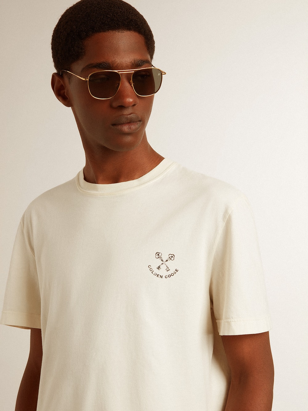 Golden Goose - Camiseta masculina de algodão branco usado e estampa na altura do coração in 