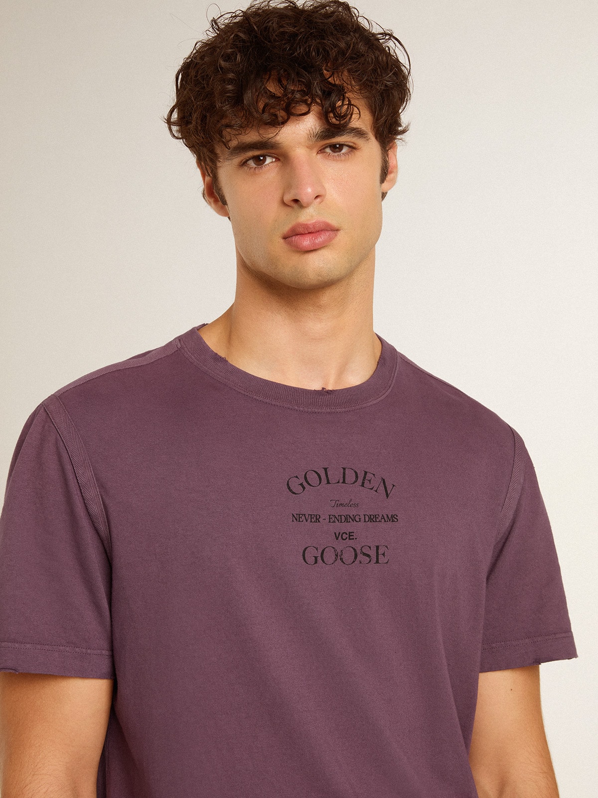 Men s cotton T shirt in worn purple with logo print Golden Goose