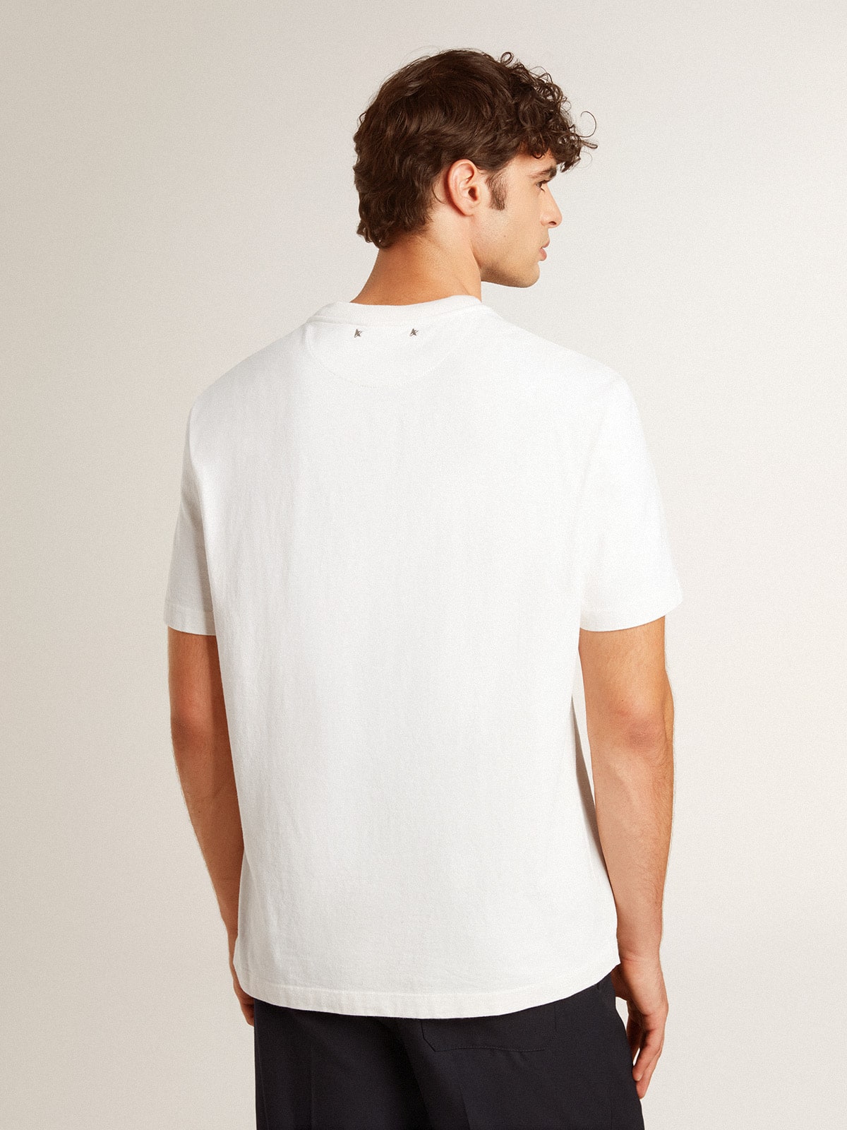 Golden Goose - Herren-T-Shirt aus Baumwolle in Lived-in-White mit schwarzer Aufschrift in 