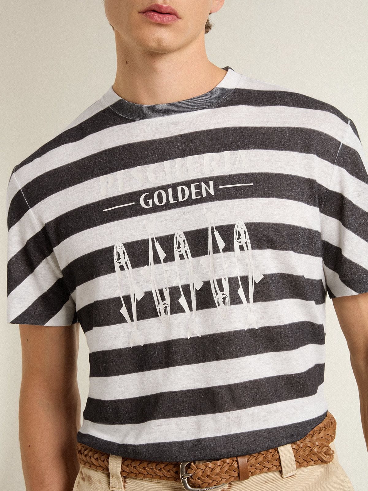 Golden Goose - 남성 "Pescheria Golden" 프린트 화이트 & 블루 스트라이프 티셔츠 in 