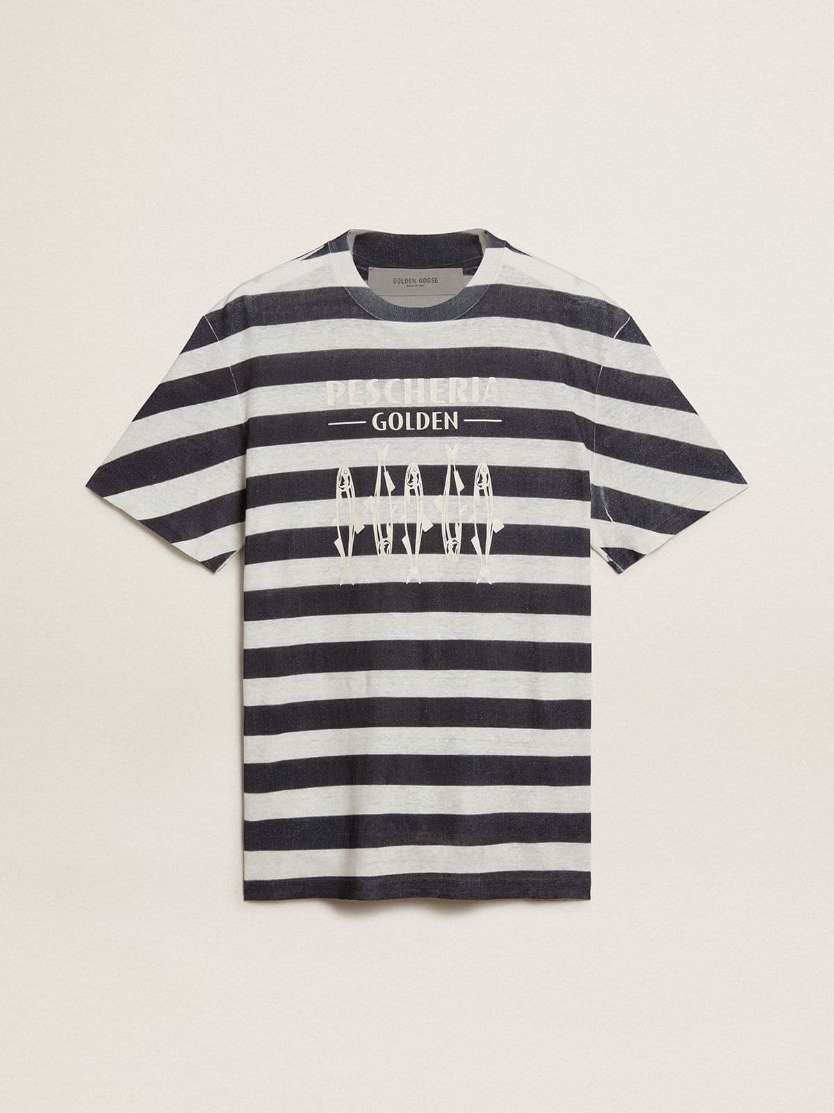Golden Goose - 남성 "Pescheria Golden" 프린트 화이트 & 블루 스트라이프 티셔츠 in 
