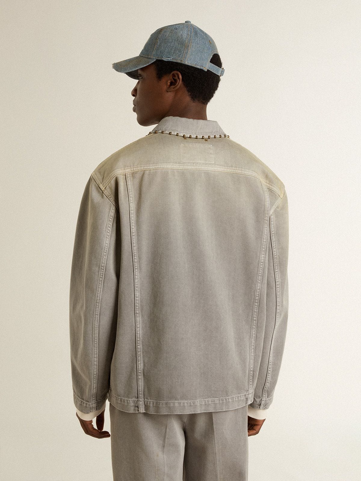 Golden Goose - Giacca in denim grigio da uomo con borchie in 