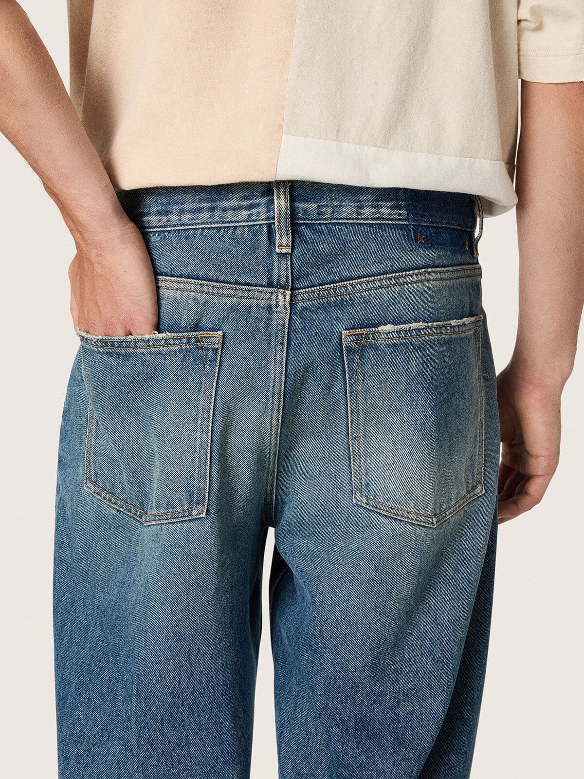 Golden Goose - Jeans loose dal lavaggio medio di colore blu in 