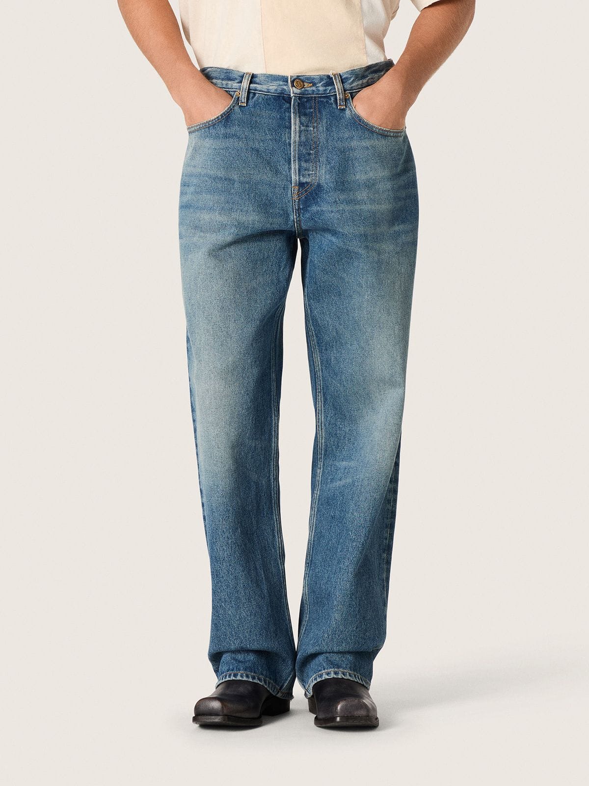 Golden Goose - Jeans loose dal lavaggio medio di colore blu in 