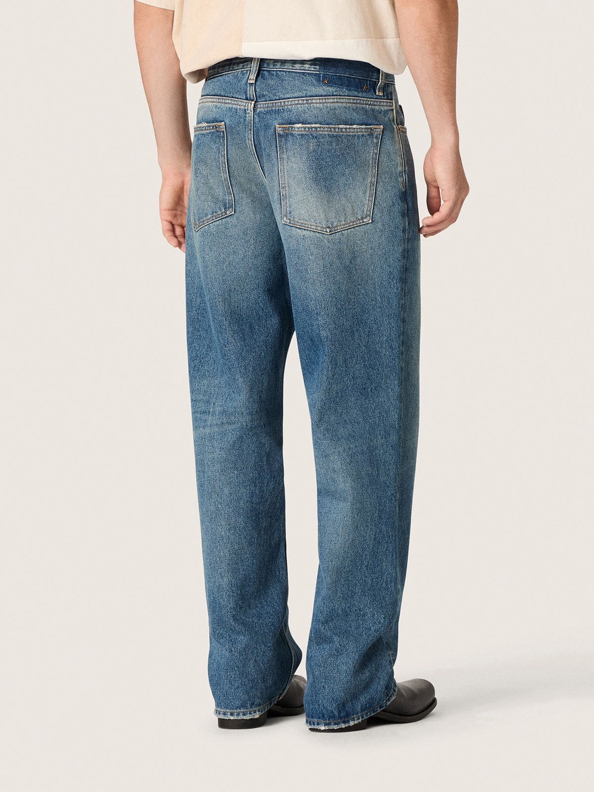 Golden Goose - Jeans loose dal lavaggio medio di colore blu in 