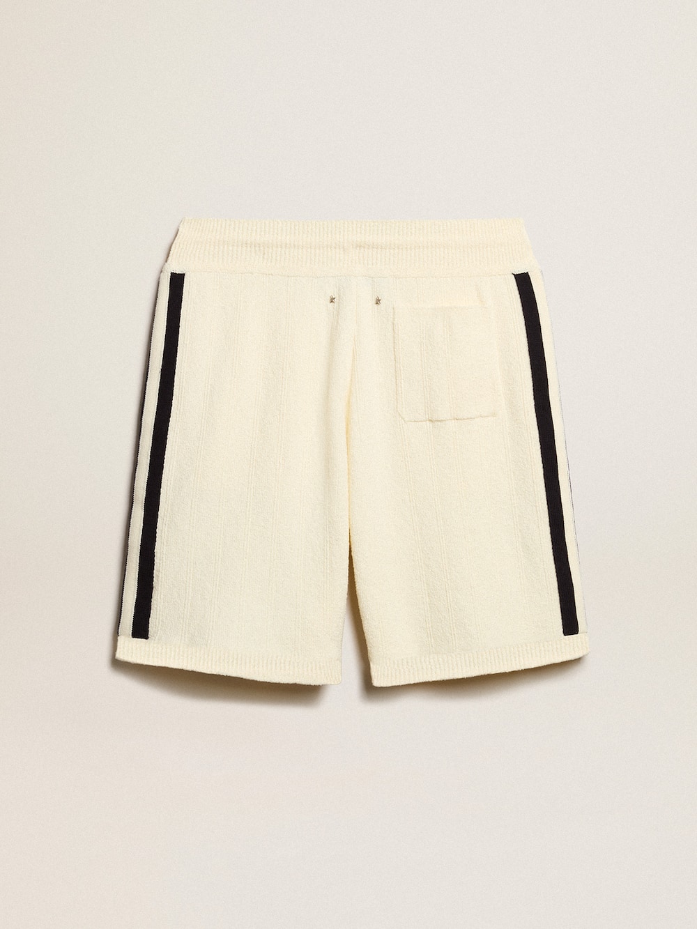 Golden Goose - Pantaloncini da uomo di colore bianco antico con costine blu sui lati in 