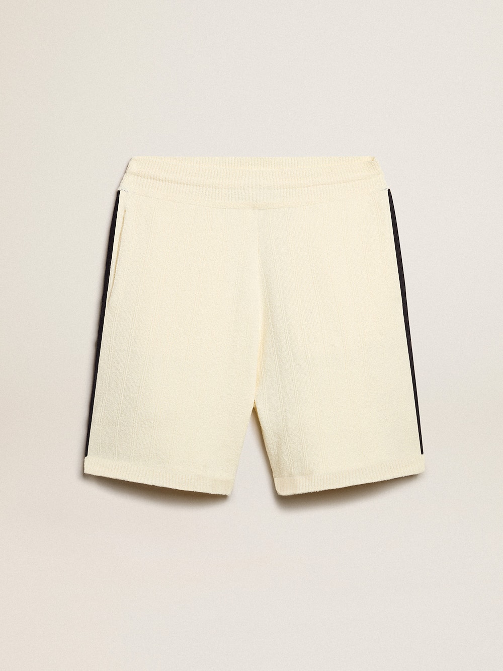 Golden Goose - Pantaloncini da uomo di colore bianco antico con costine blu sui lati in 