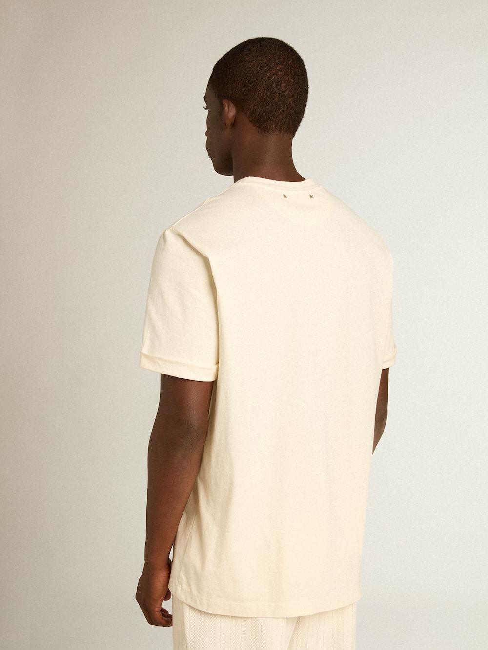 Golden Goose - Camiseta de hombre en algodón color blanco envejecido y con bolsillo bordado in 