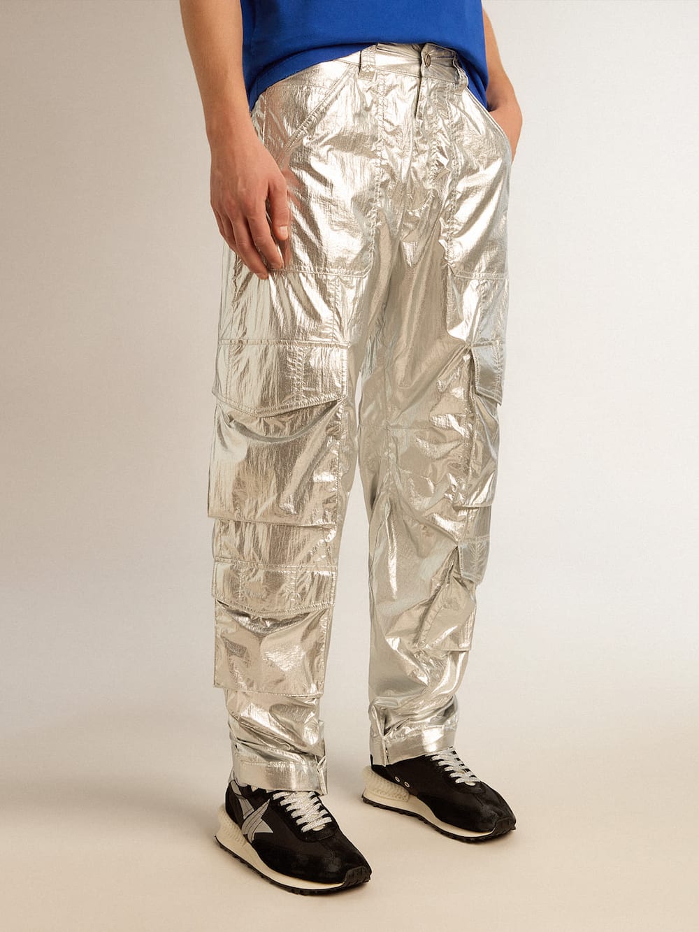 Golden Goose - Pantalon cargo pour homme en tissu technique argenté in 