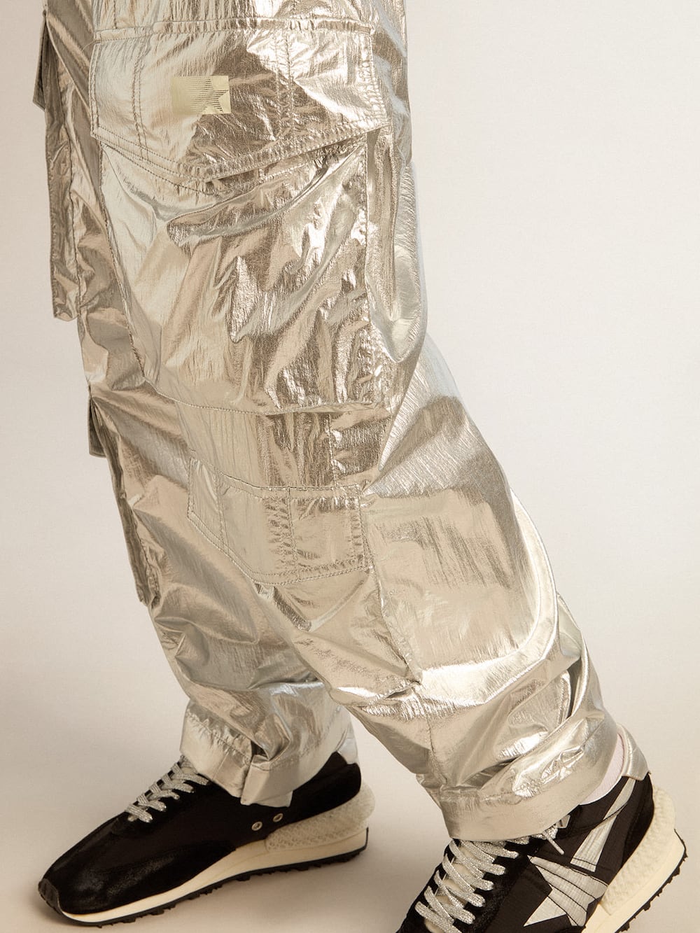 Golden Goose - Pantalon cargo pour homme en tissu technique argenté in 