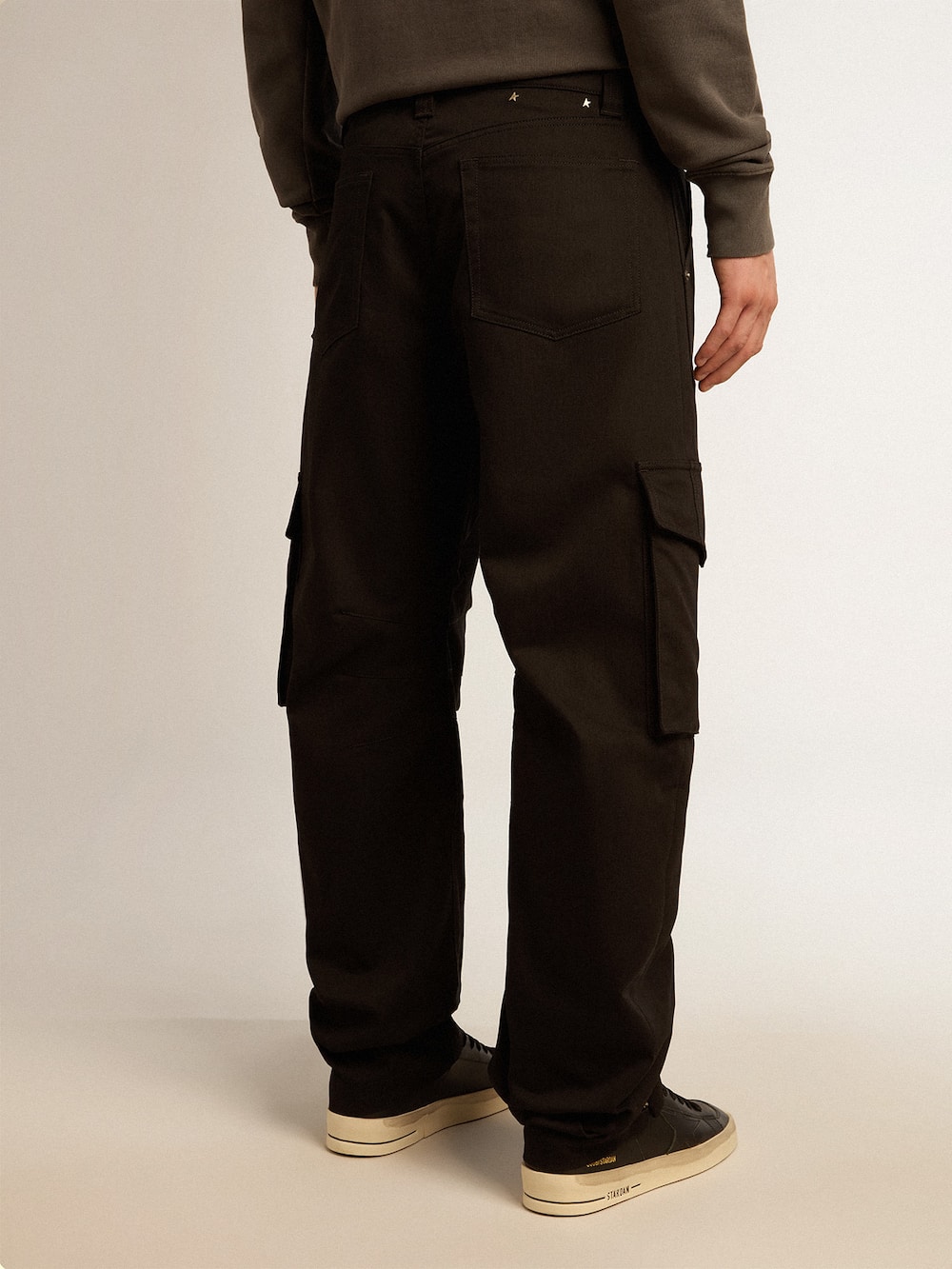Golden Goose - Pantalón cargo de color negro in 