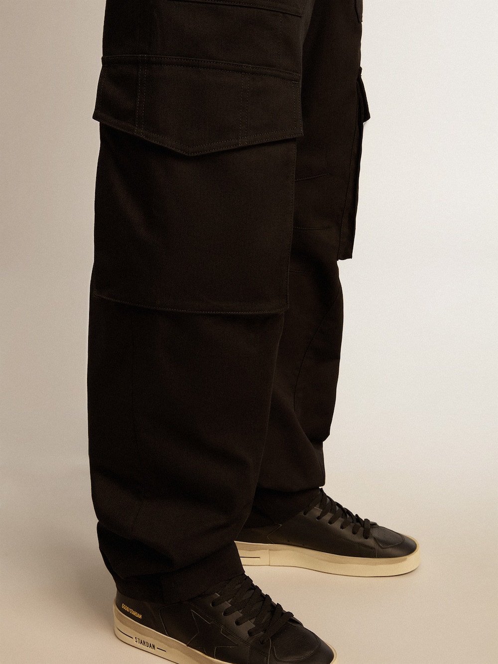 Golden Goose - Pantalón cargo de color negro in 