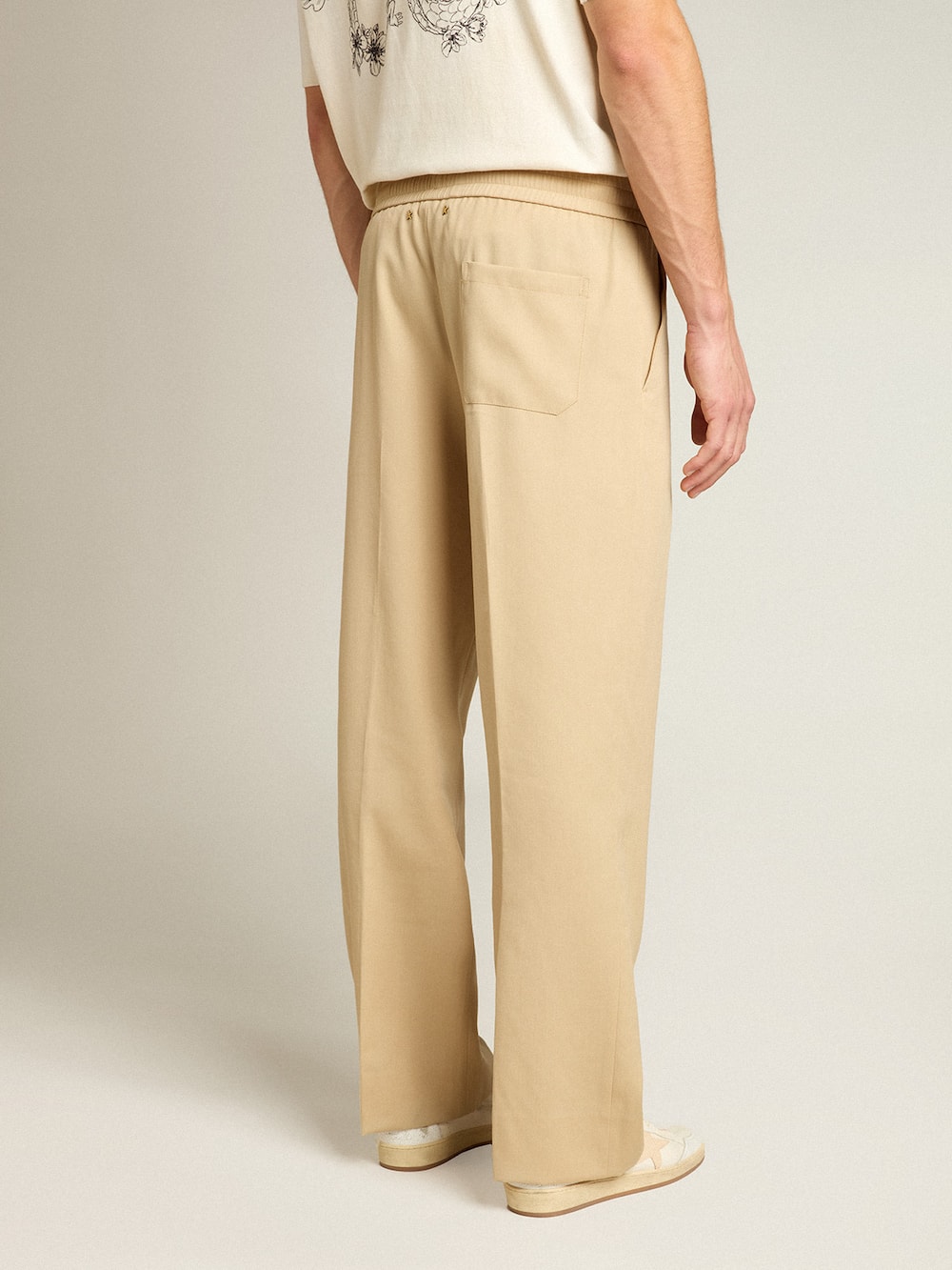 Golden Goose - Pantalon de jogging couleur sable pour homme avec poche à l’arrière in 