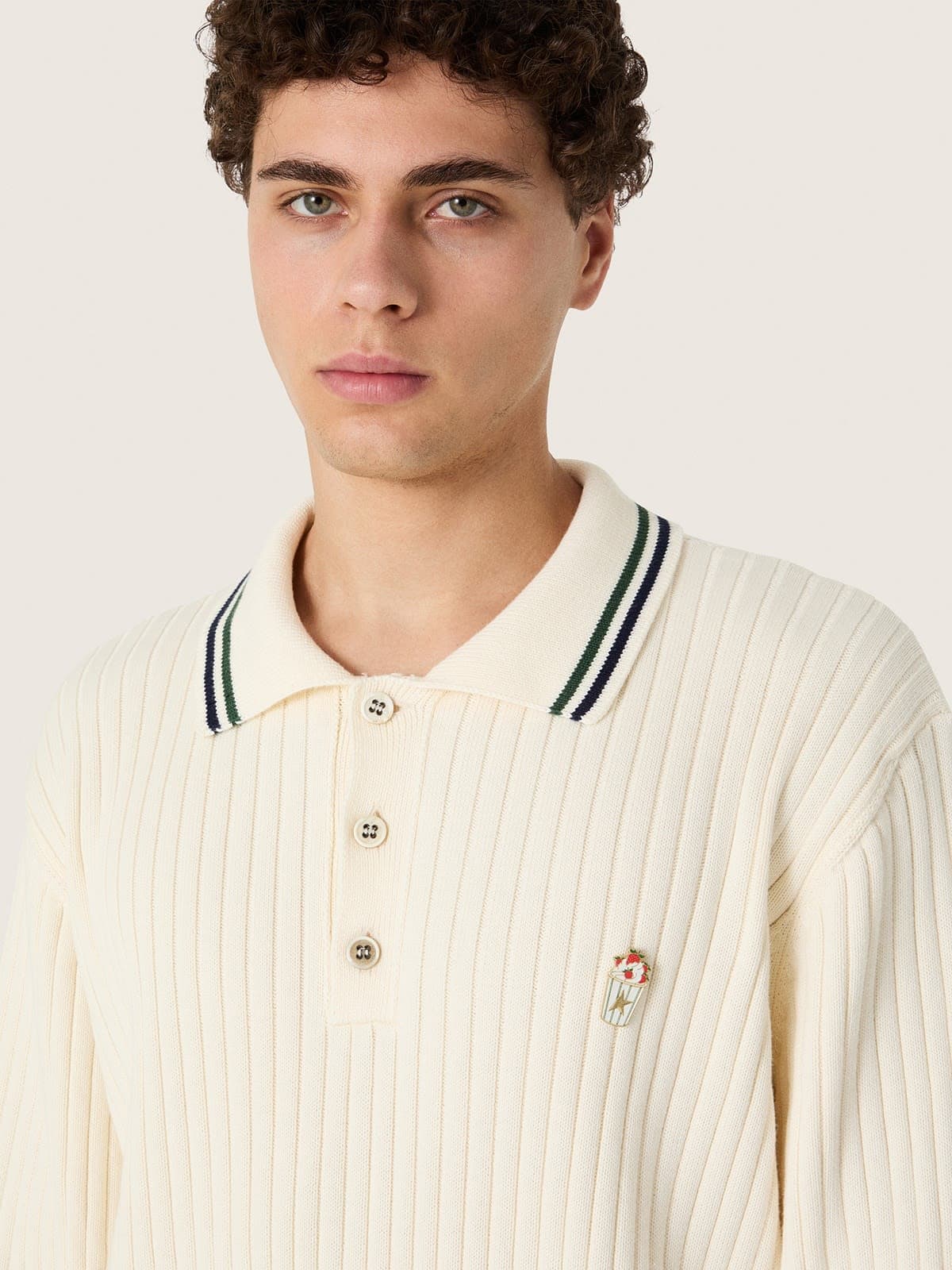 Golden Goose - Polo uomo a maniche lunghe in maglia bianca con bordi a contrasto e pin removibile in 