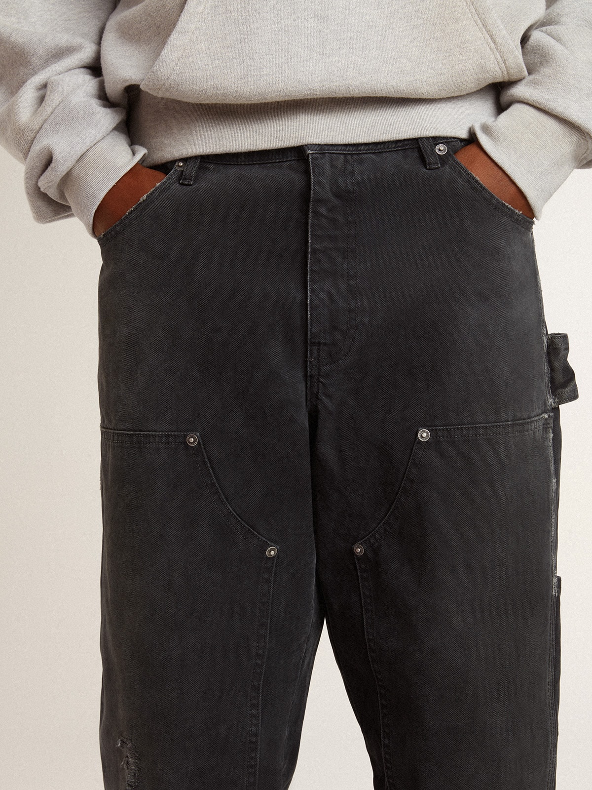 Golden Goose - Jeans da uomo in cotone di colore nero effetto distressed con patch frontali in 