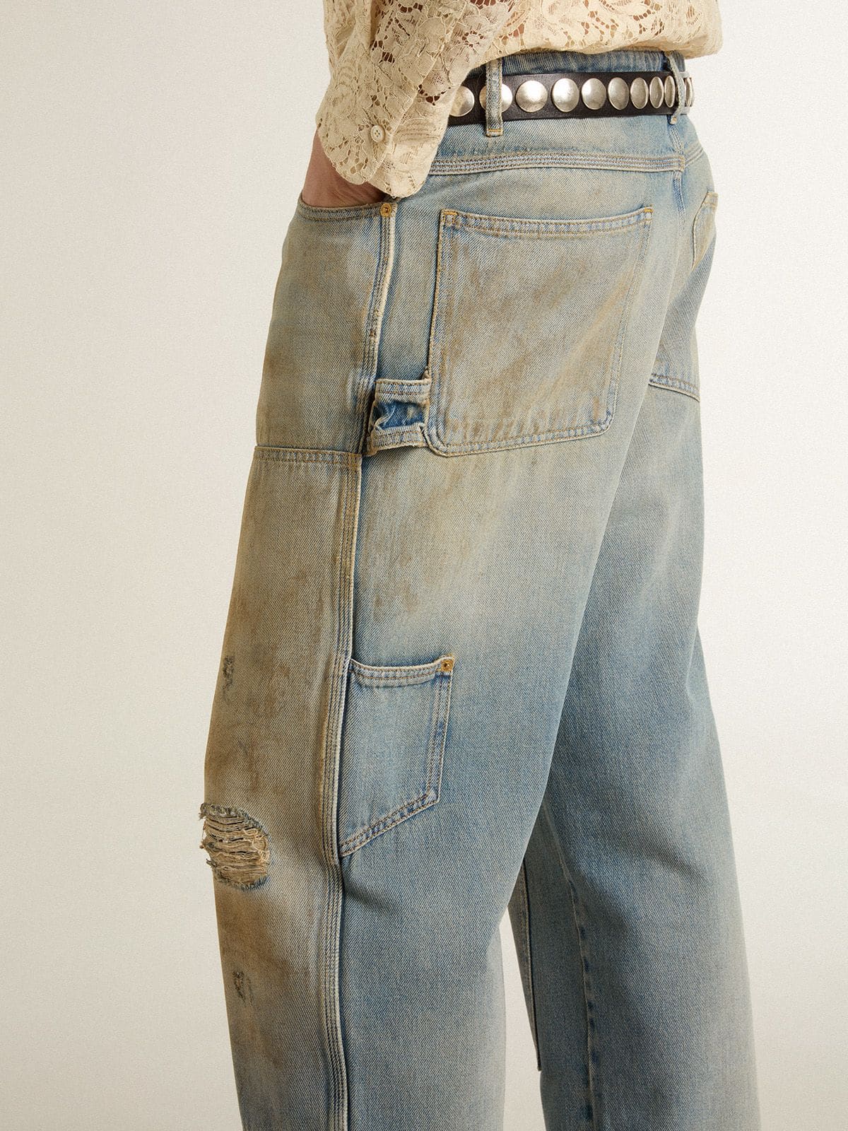 Golden Goose - Jeans da uomo con lavaggio sabbia dall'effetto distressed in 