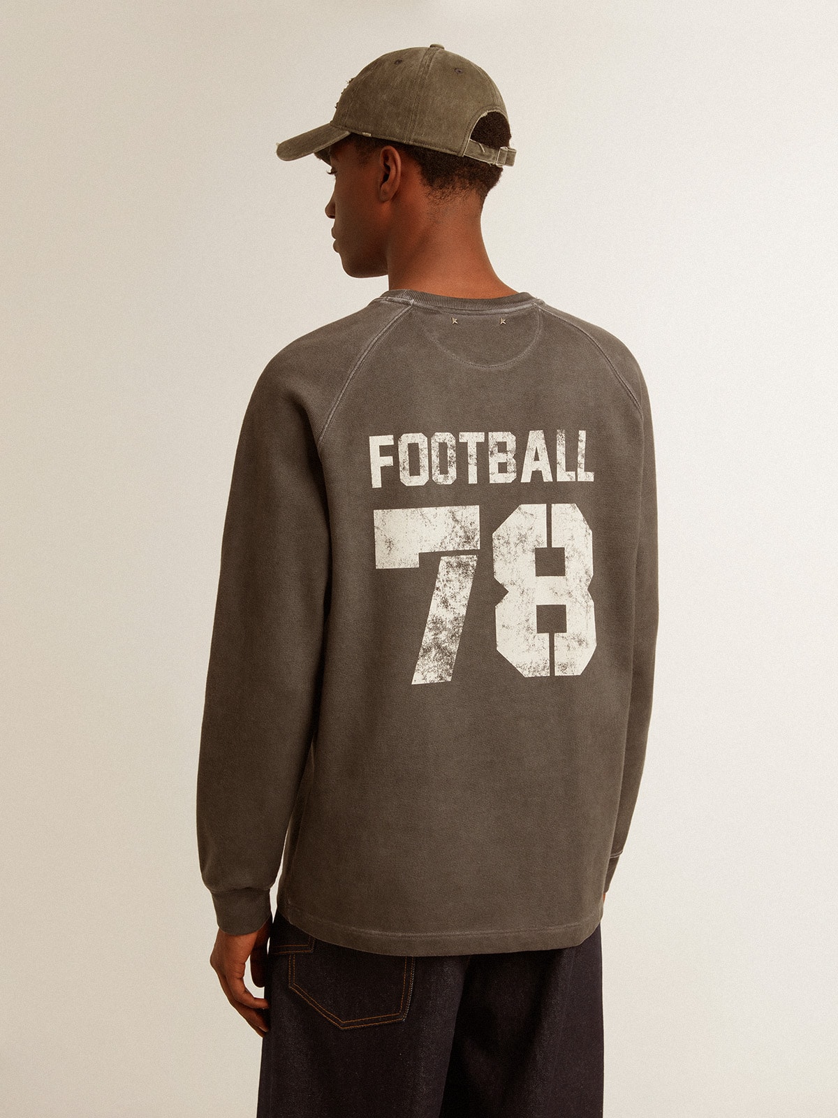 Golden Goose - T-shirt a maniche lunghe da uomo in cotone grigio antracite con logo sul retro in 