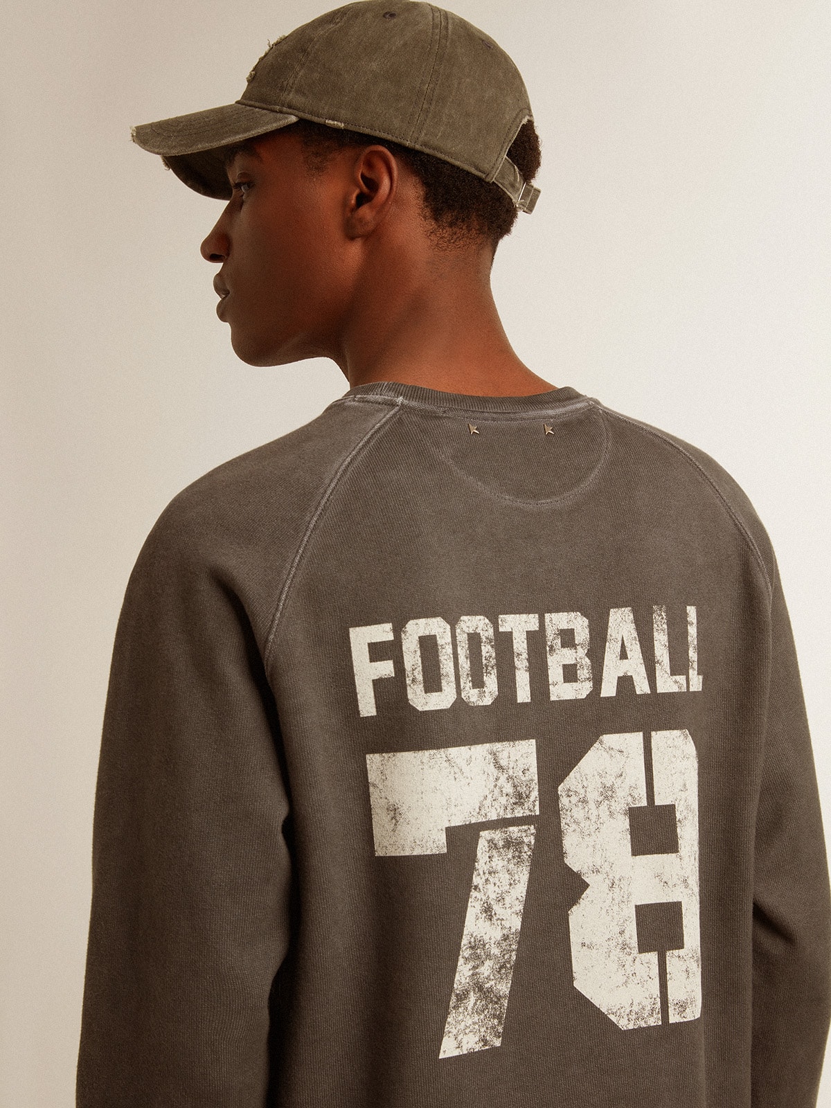 Tシャツ・カットソー Golden  Football Print Man to Man Anthracite GMP02015P0 Men's long-sleeved T-shirt in anthracite gray cotton with