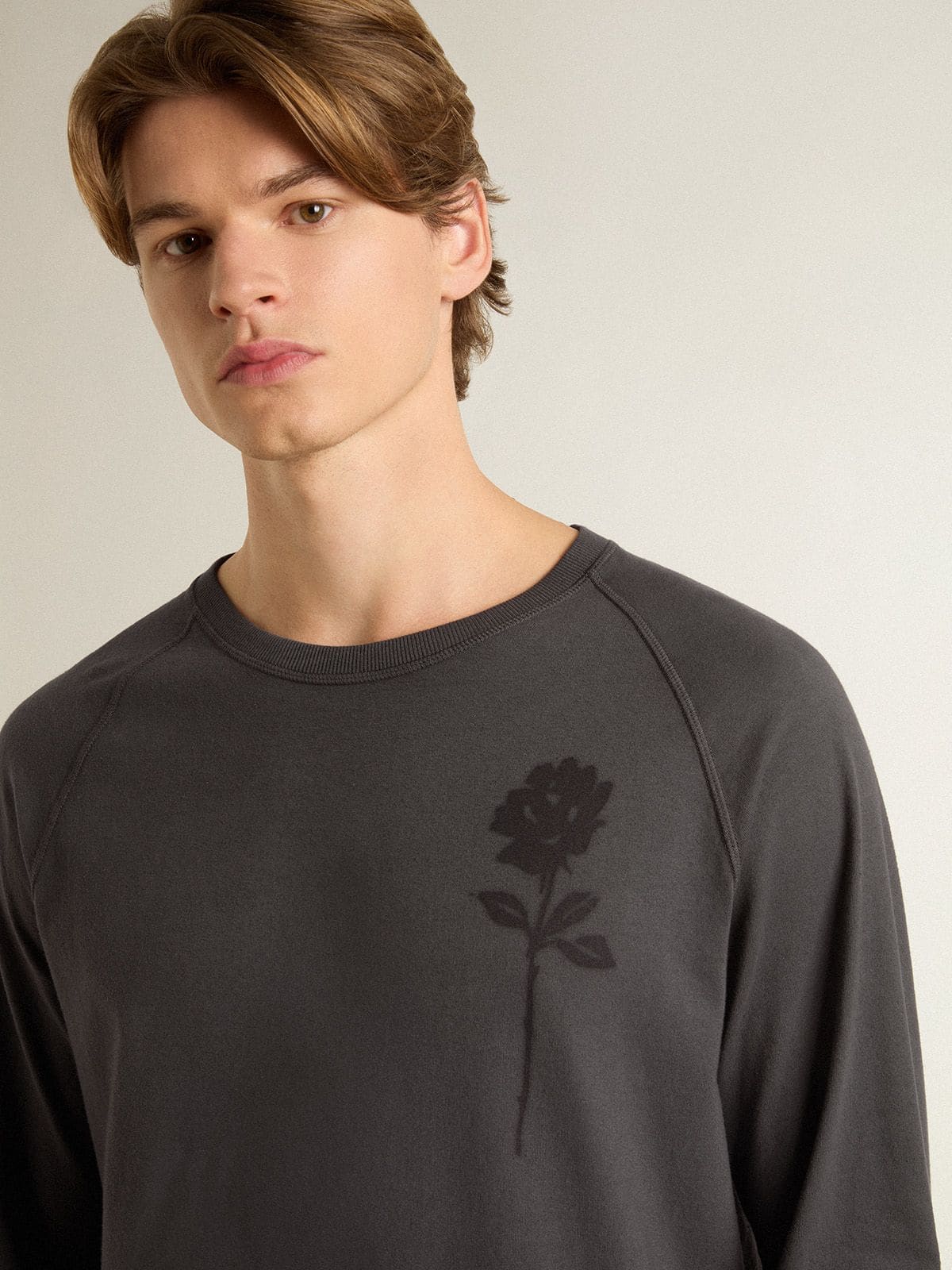 Golden Goose - Men's T-shirt in anthracite-colored cotton with print on the chest in 